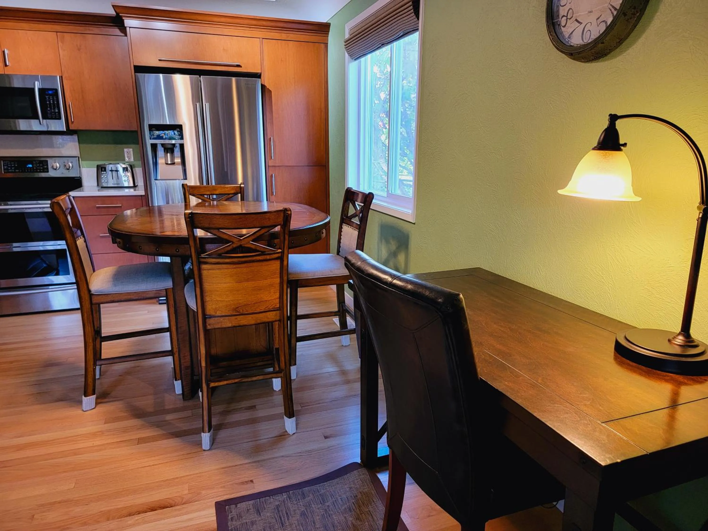 Dining area in James Bay Inn Hotel, Suites & Cottage