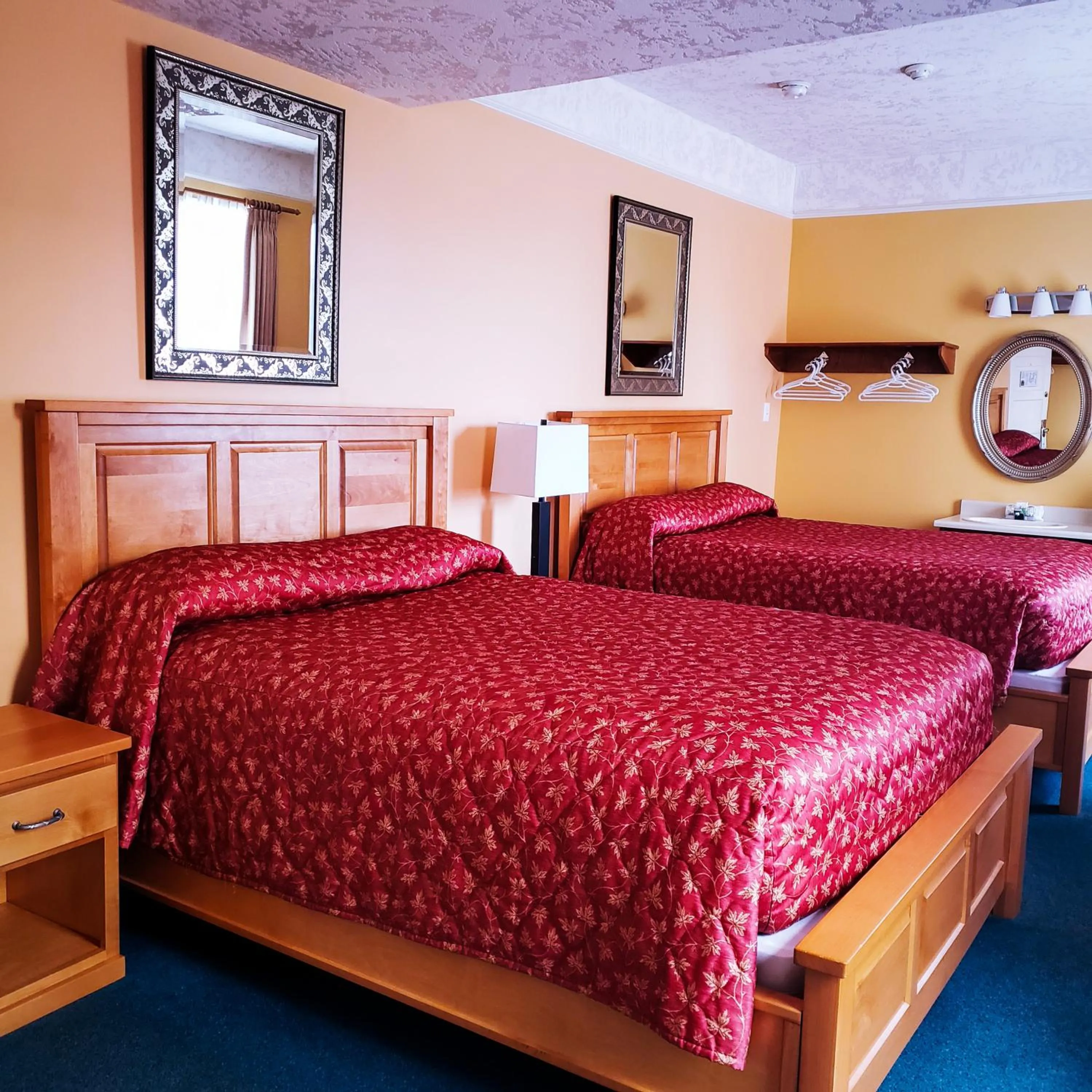 Bed in James Bay Inn Hotel, Suites & Cottage