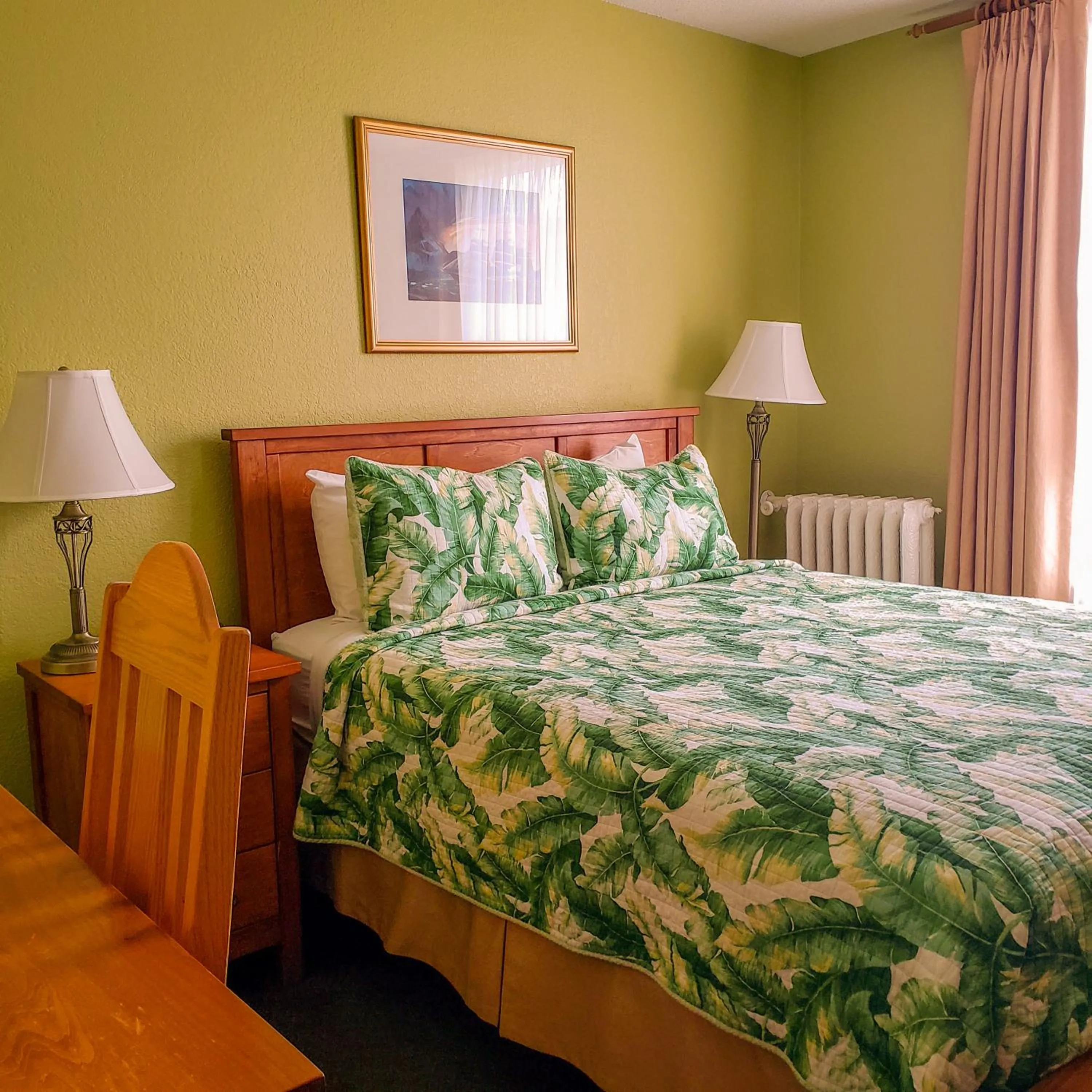 Bed in James Bay Inn Hotel, Suites & Cottage