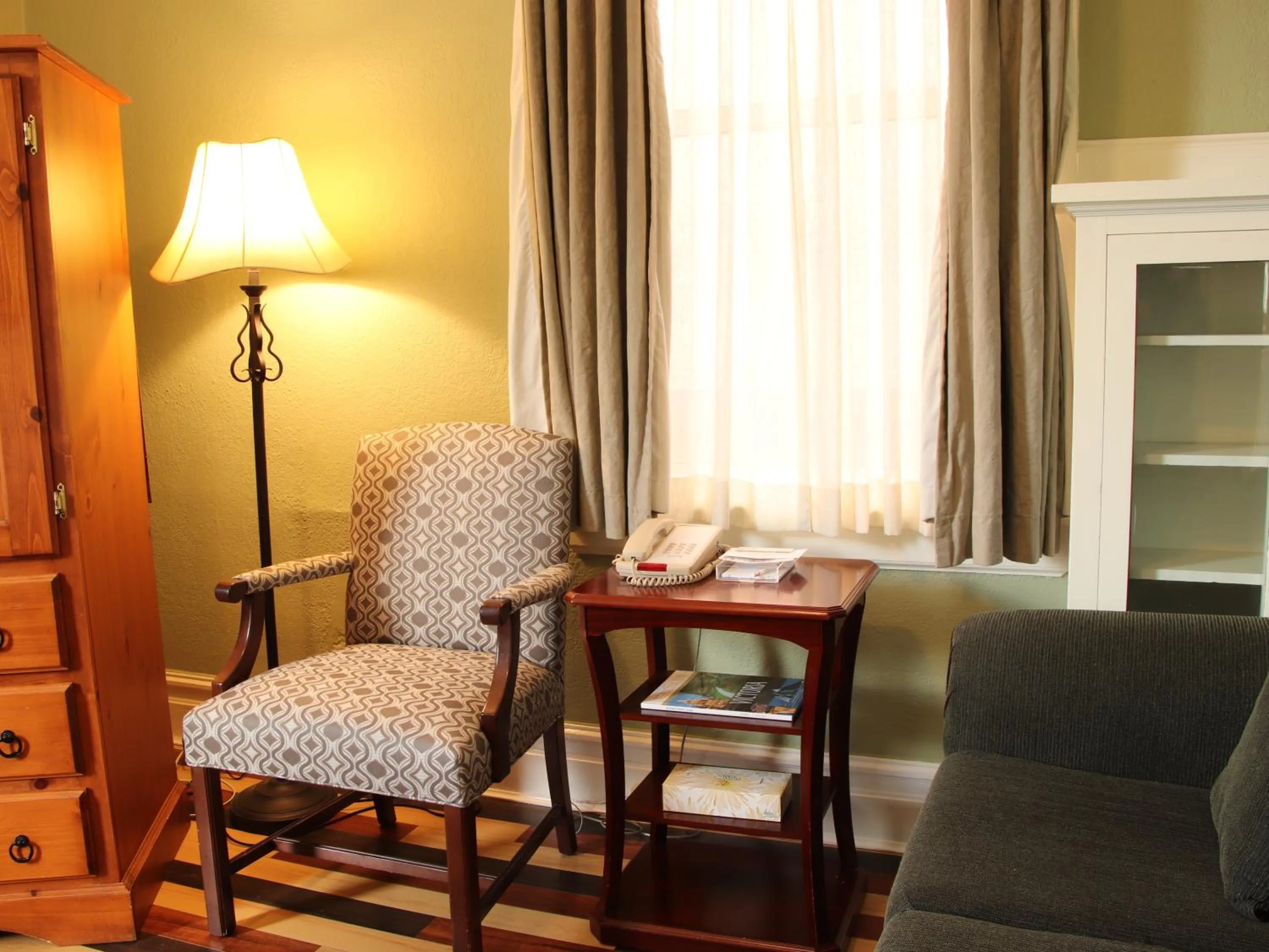 Seating area in James Bay Inn Hotel, Suites & Cottage