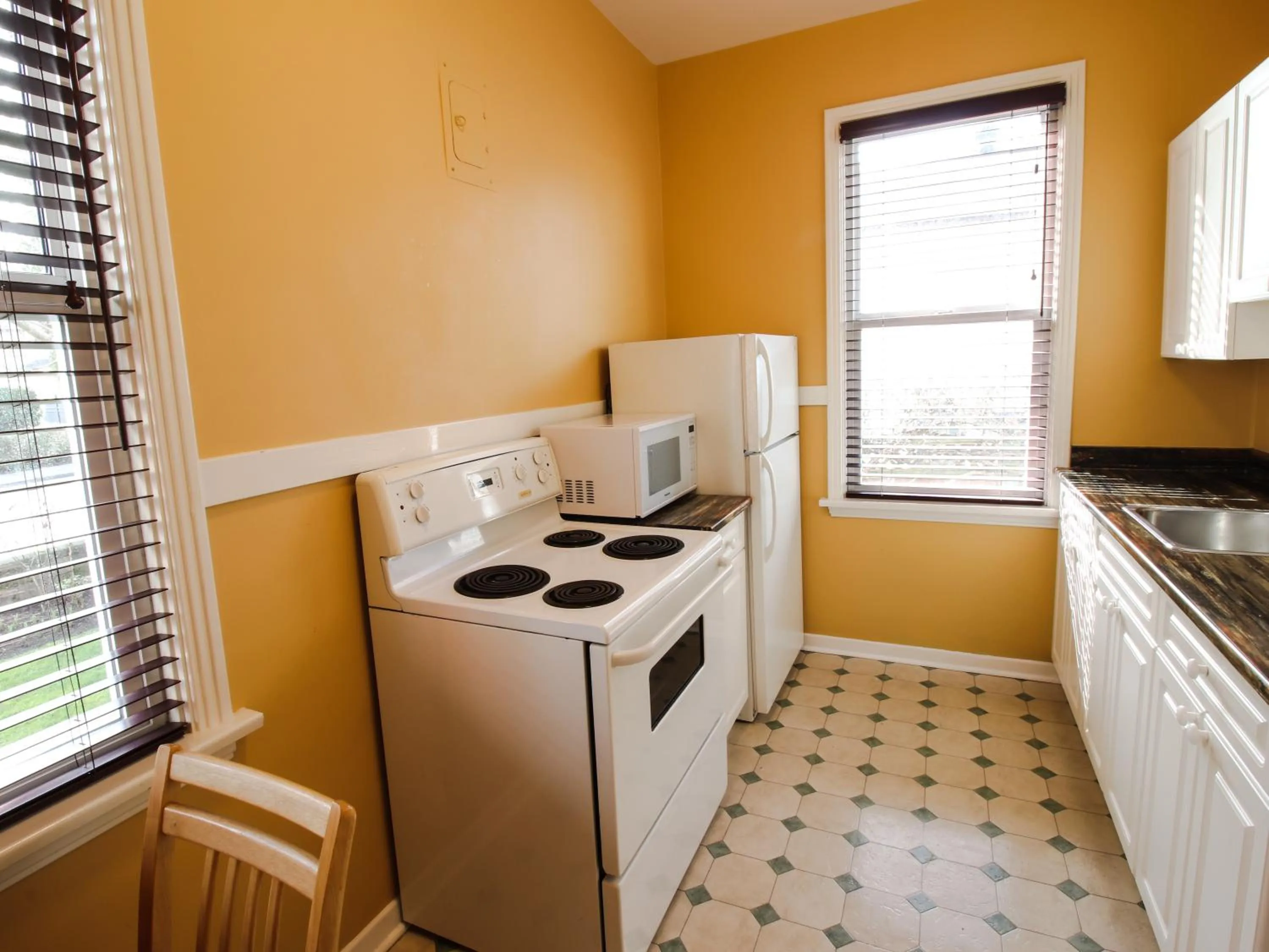 Kitchen or kitchenette in James Bay Inn Hotel, Suites & Cottage