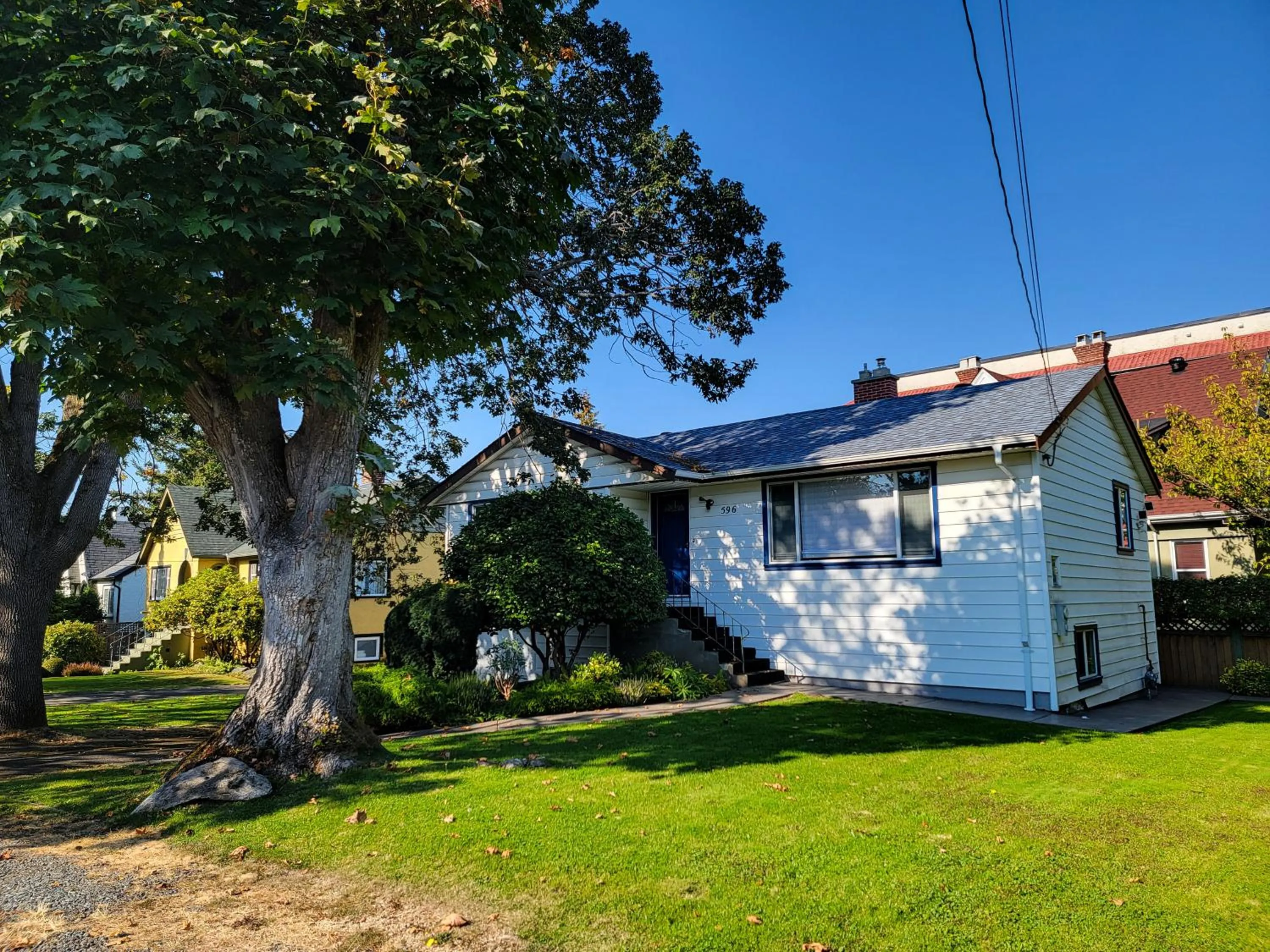 Day in James Bay Inn Hotel, Suites & Cottage