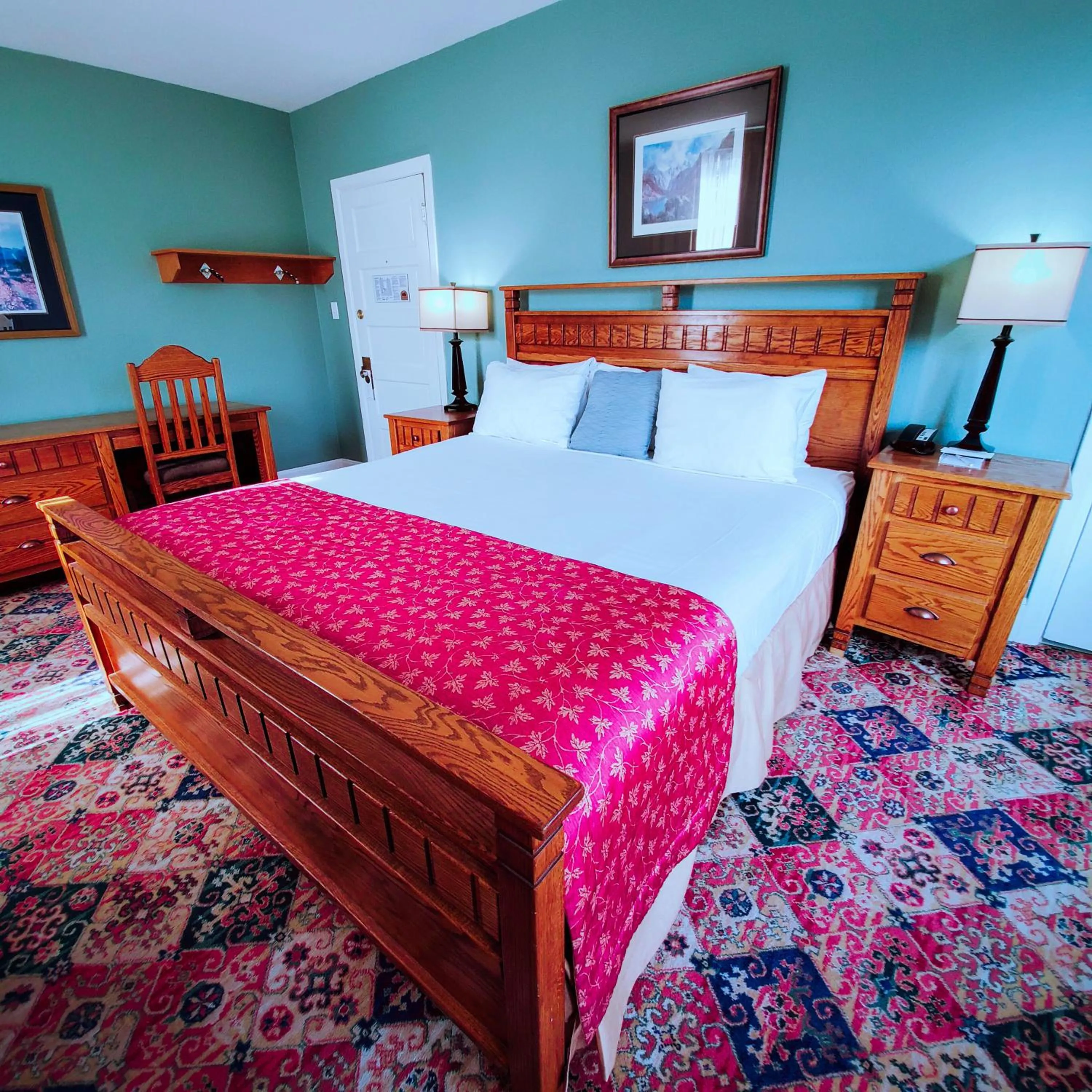 Bed in James Bay Inn Hotel, Suites & Cottage