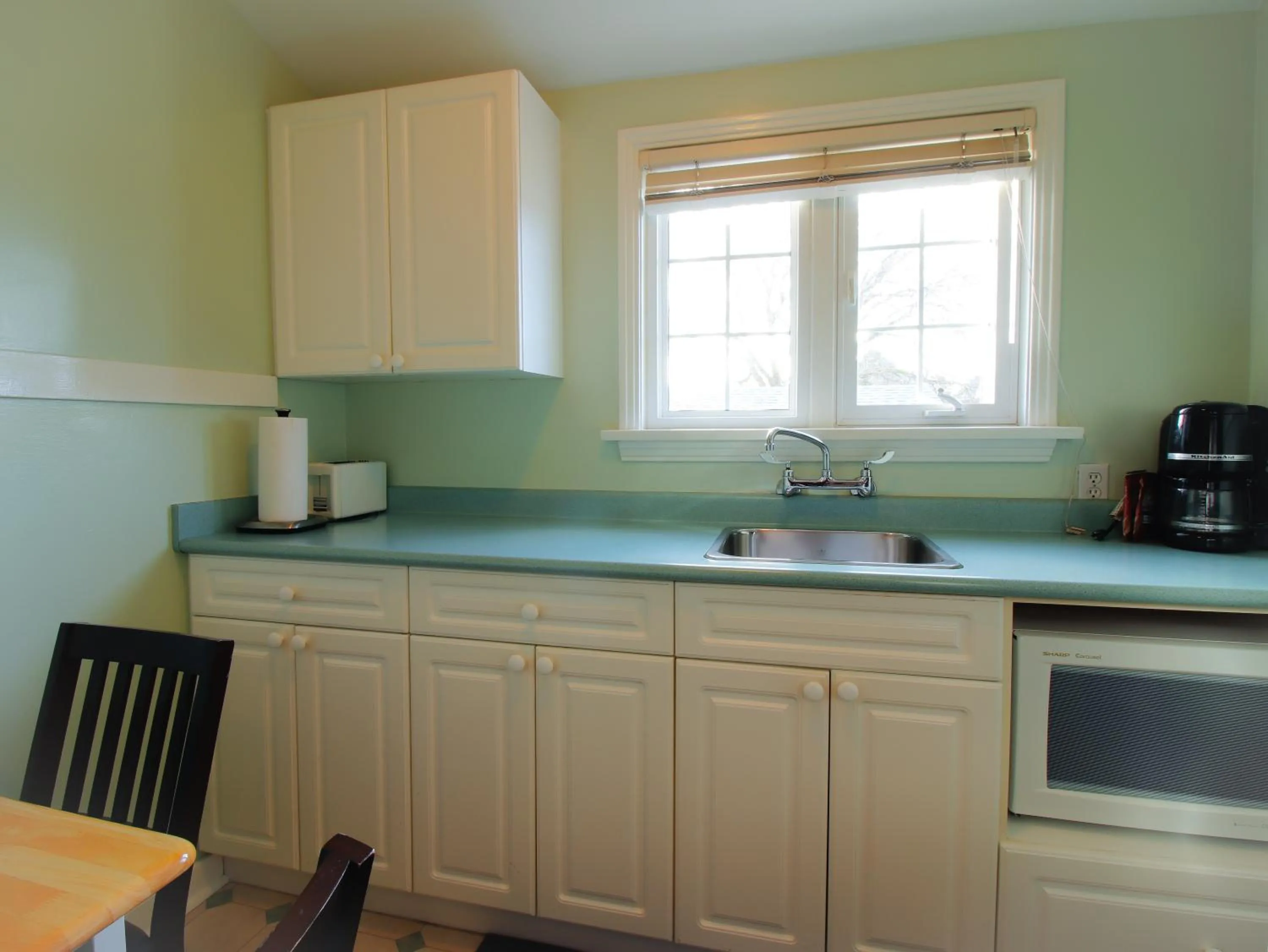 Kitchen or kitchenette in James Bay Inn Hotel, Suites & Cottage