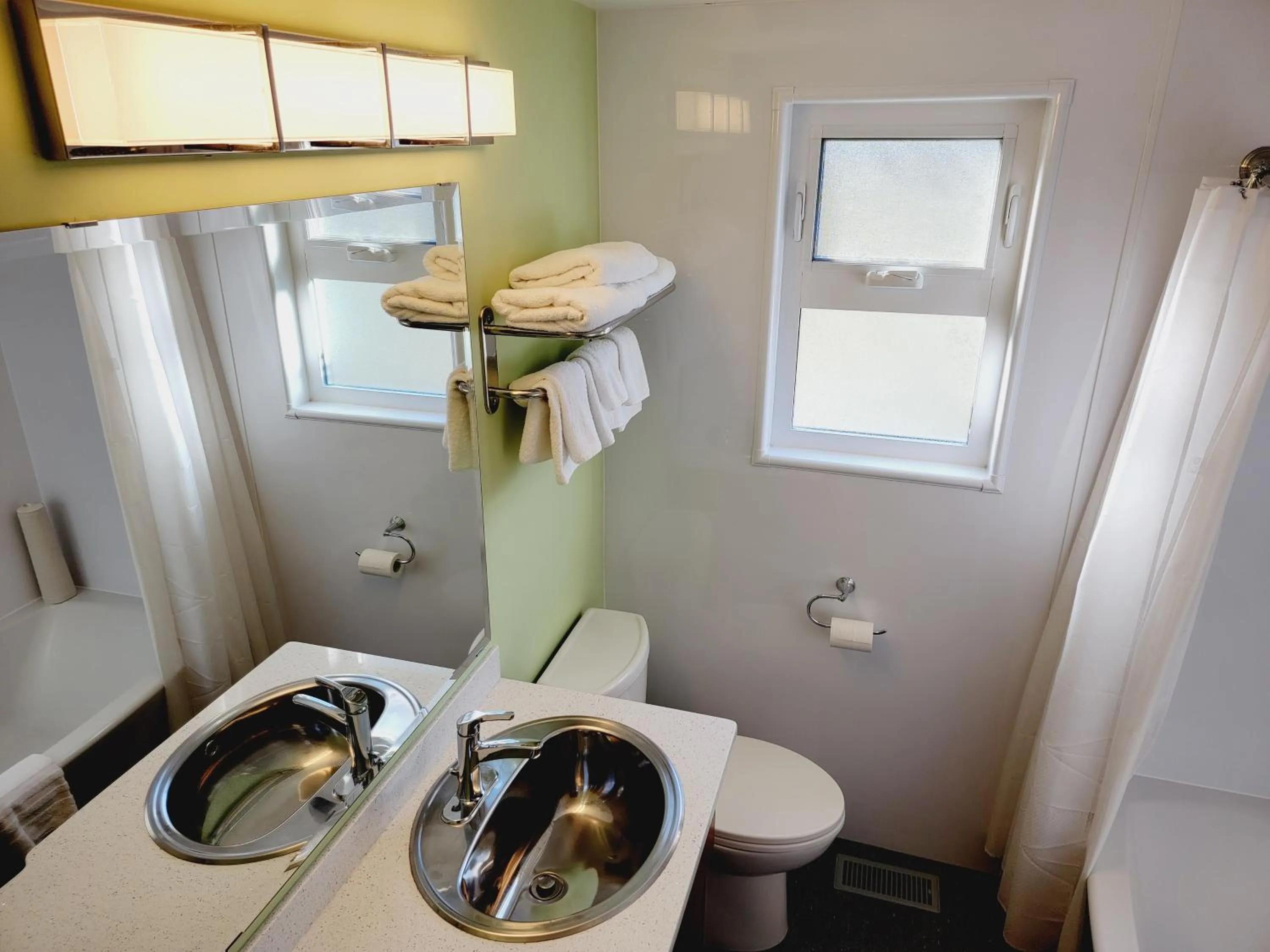 Bathroom in James Bay Inn Hotel, Suites & Cottage