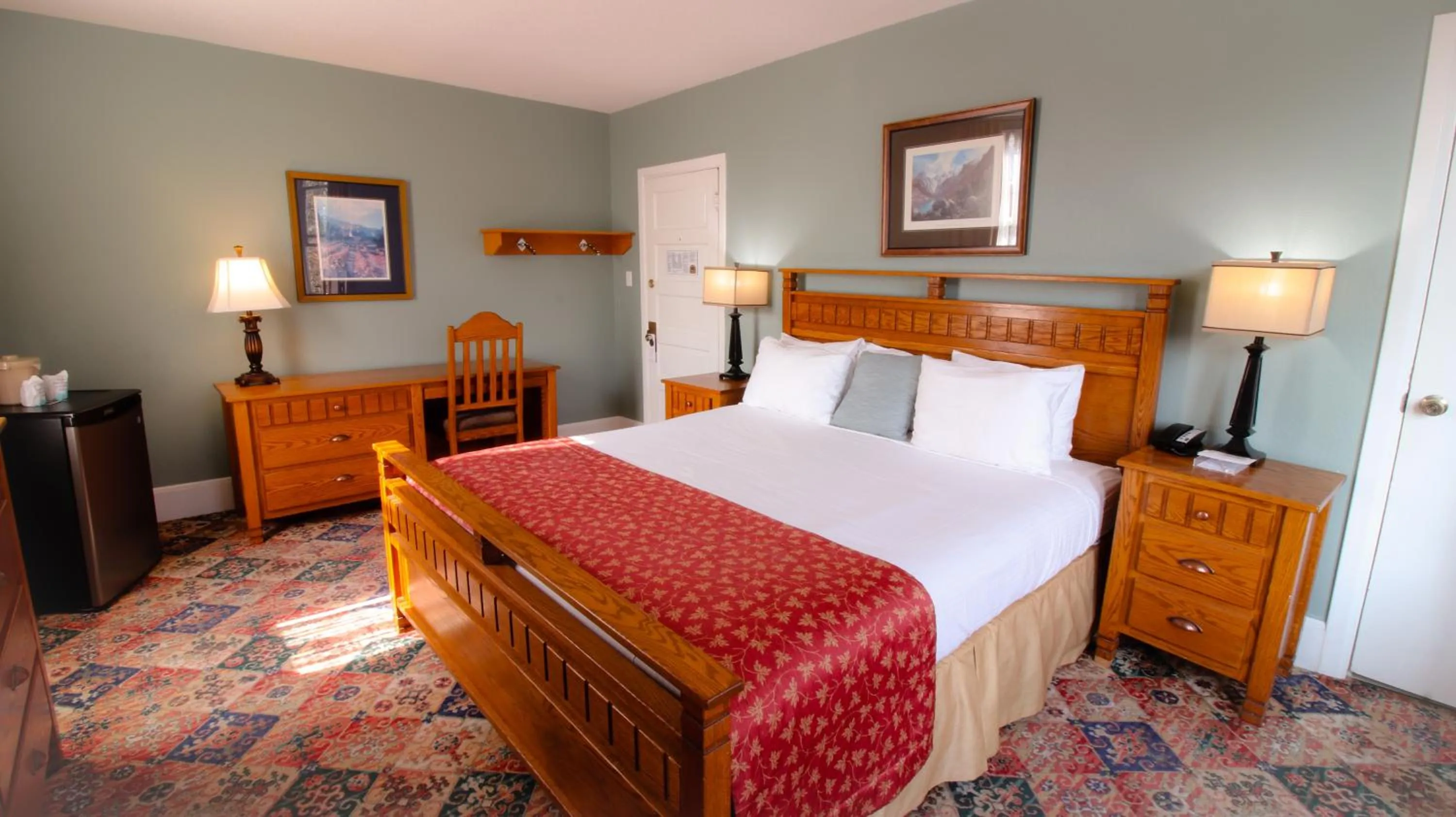 Bed in James Bay Inn Hotel, Suites & Cottage