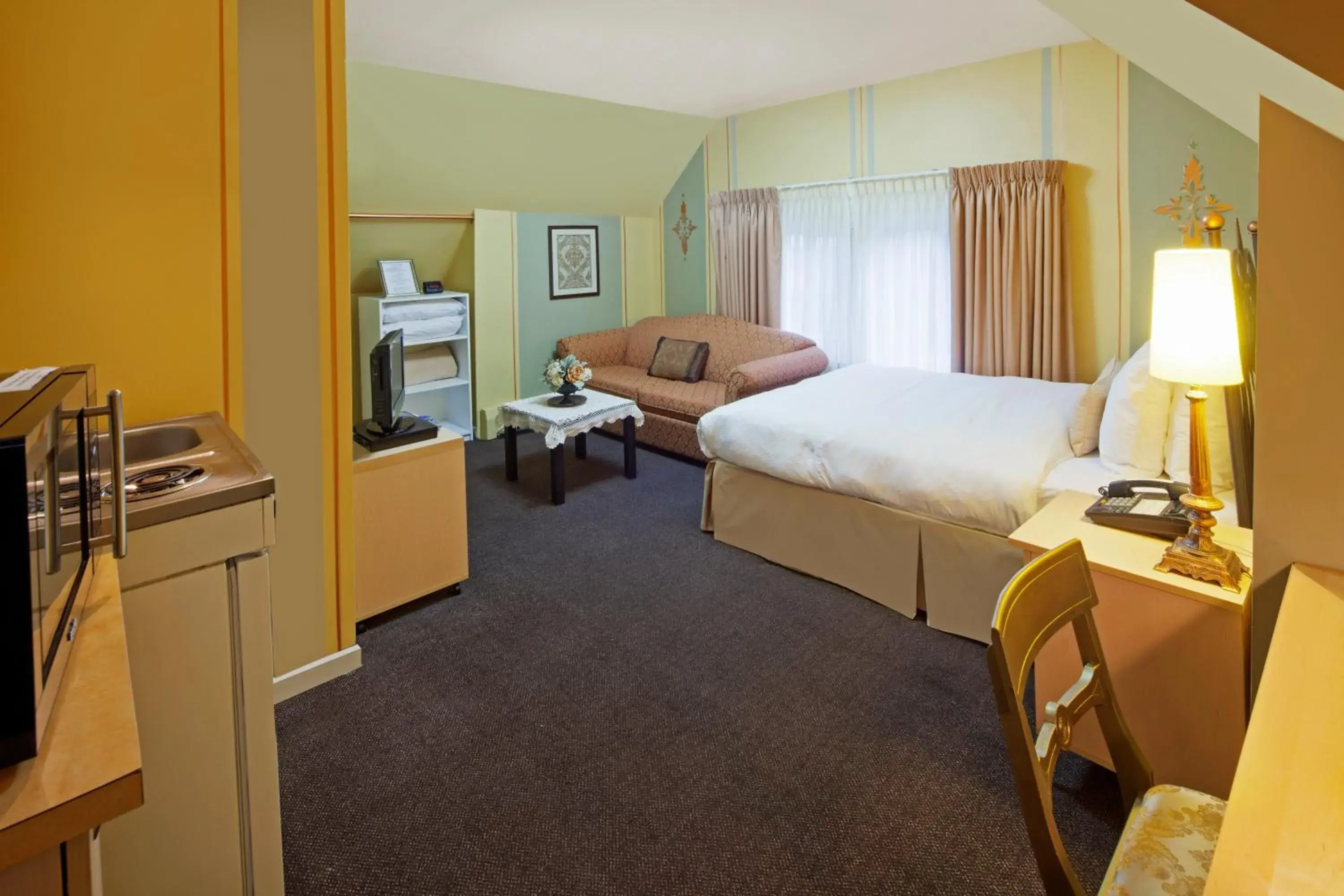 Studio in Victoria's Mansion Guest House Studio in Victoria's Mansion Guest House