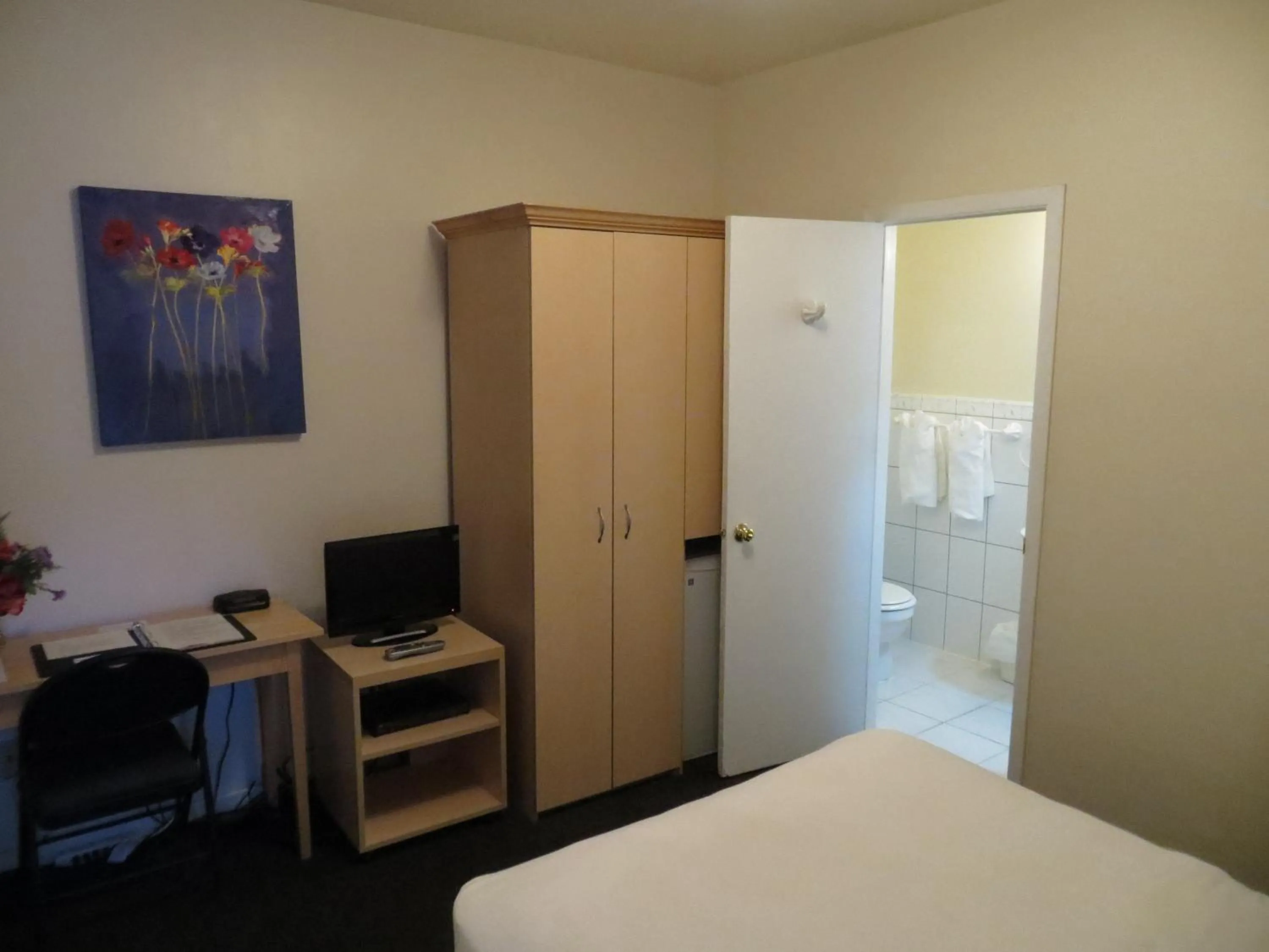 Bedroom, Bed in Victoria's Mansion Guest House