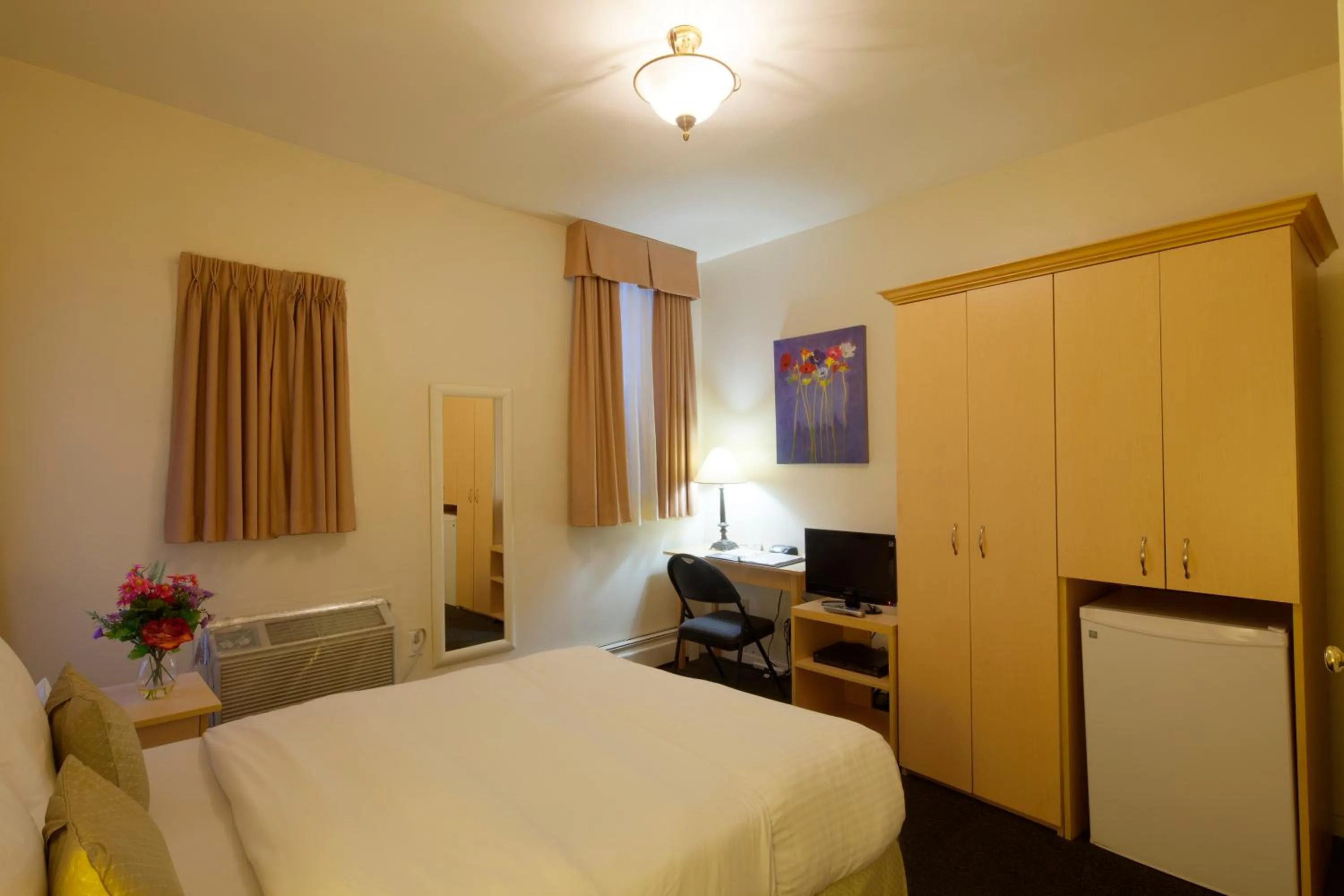 Photo of the whole room, Bed in Victoria's Mansion Guest House