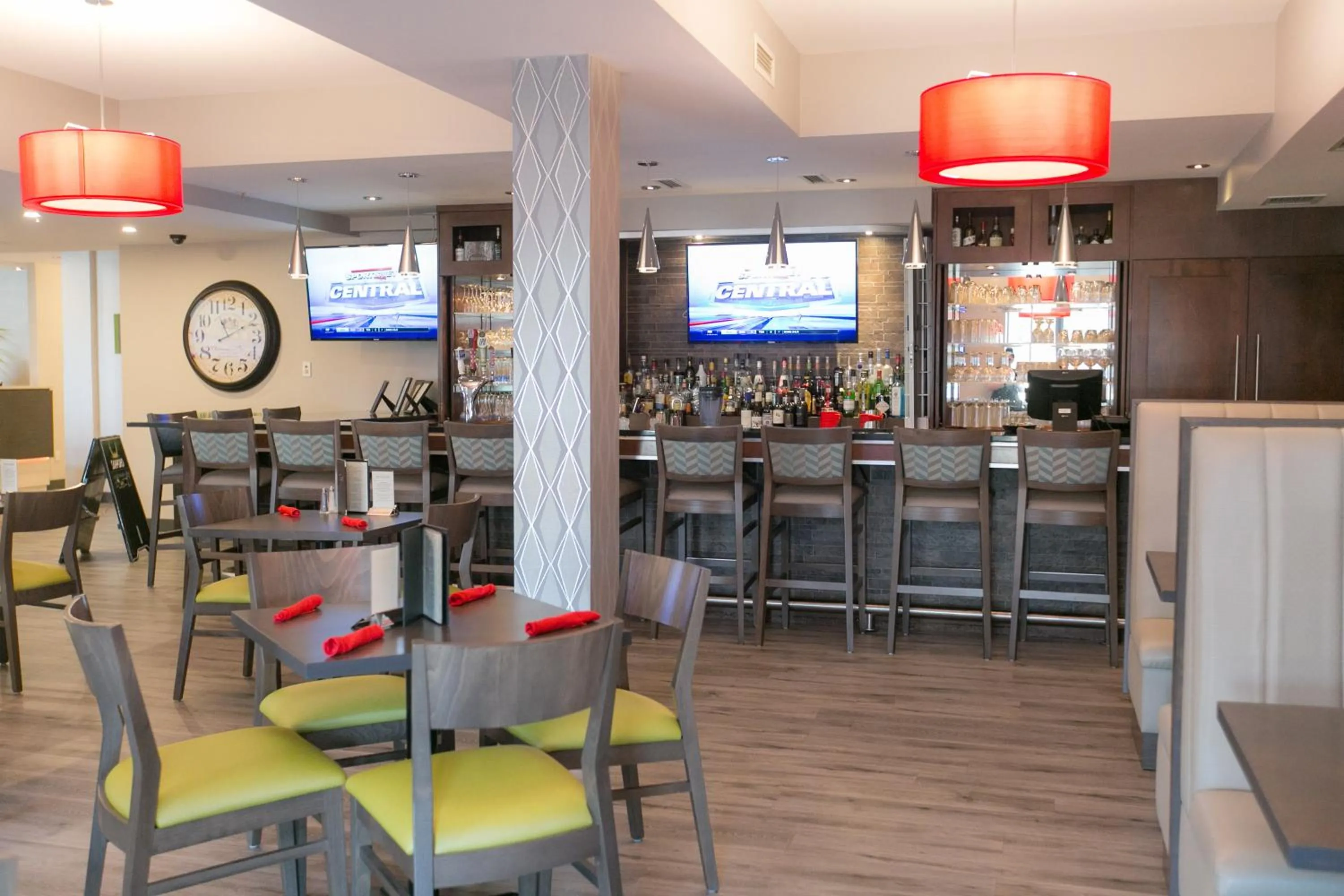 Lounge or bar in Best Western Plus Dartmouth Hotel & Suites