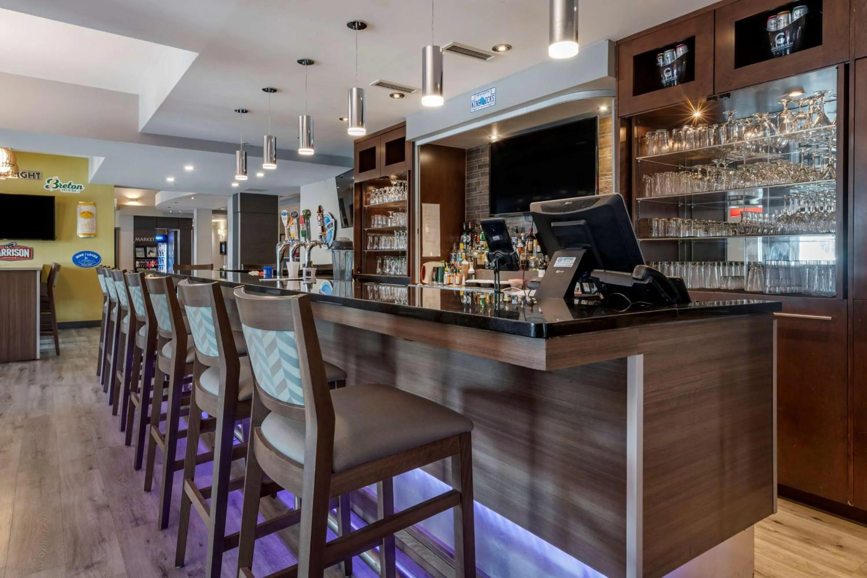 Lounge or bar in Best Western Dartmouth Hotel & Suites