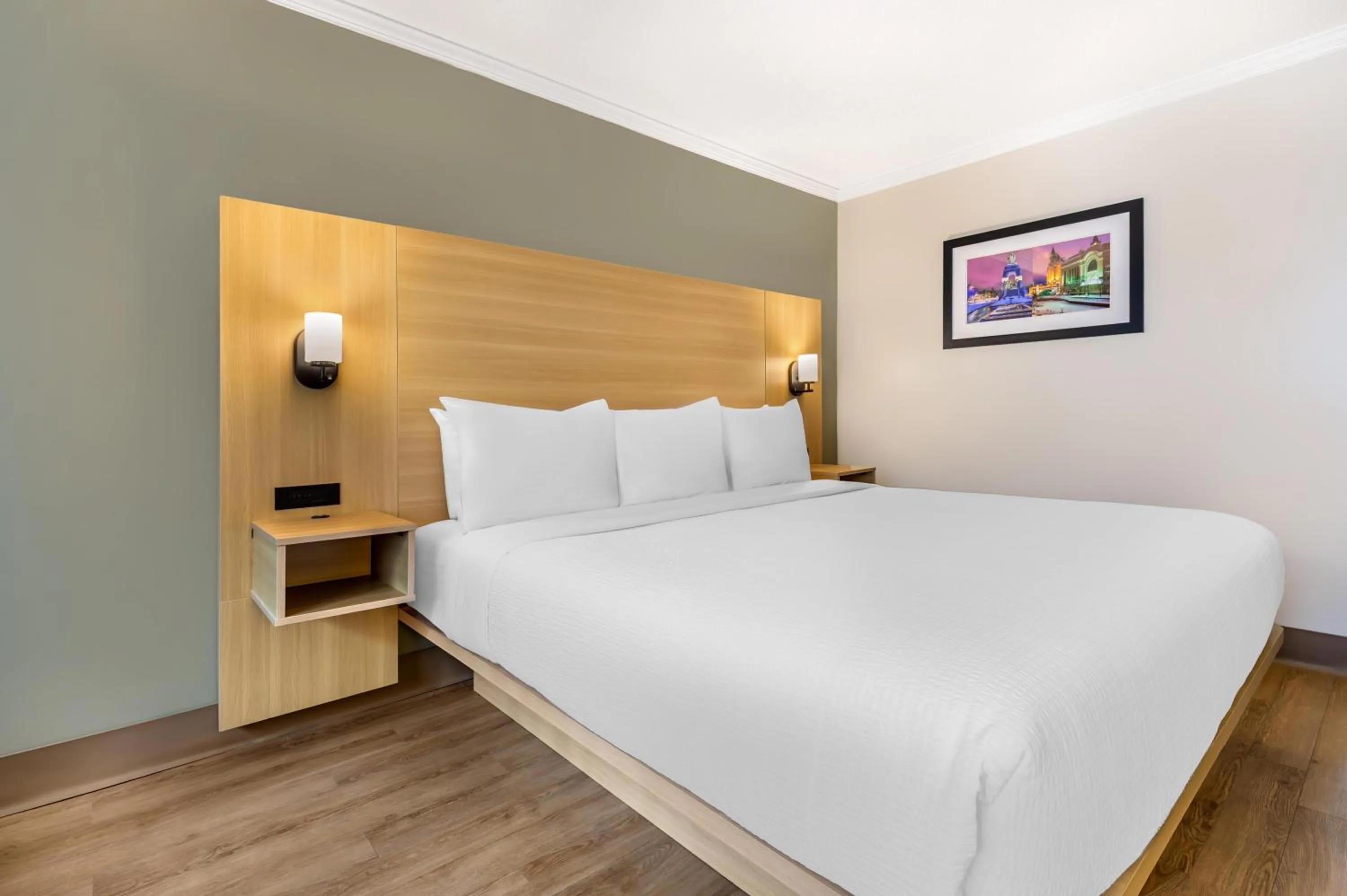 Bedroom, Bed in Best Western Plus Ottawa City Centre