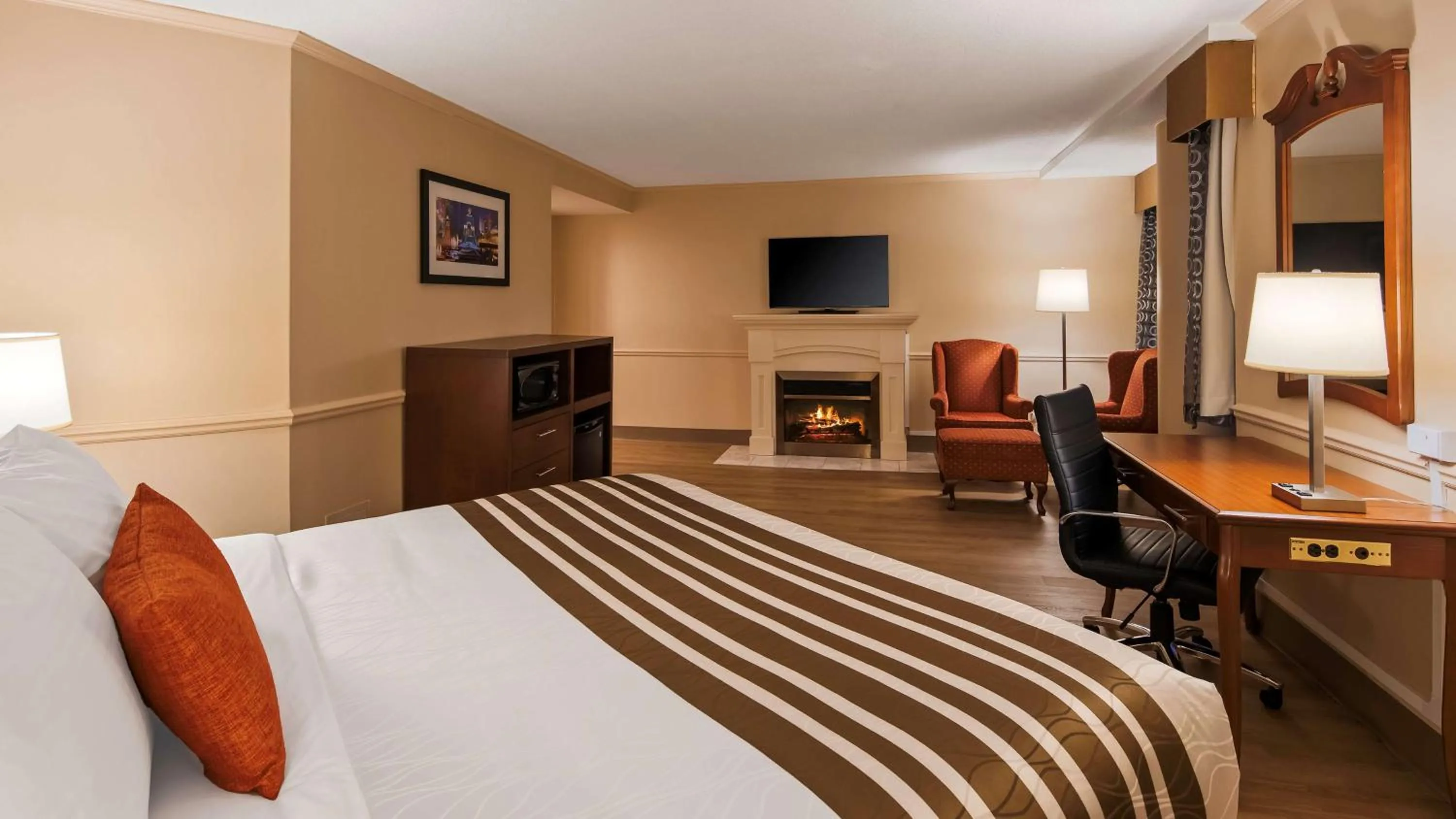 Photo of the whole room, Bed in Best Western Plus Ottawa City Centre