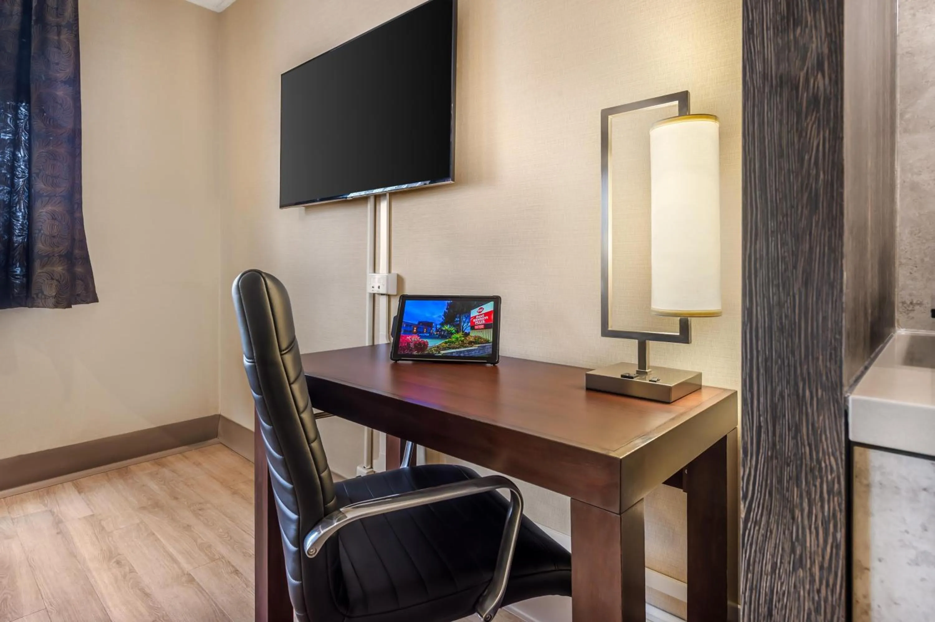 Bedroom in Best Western Plus Ottawa City Centre