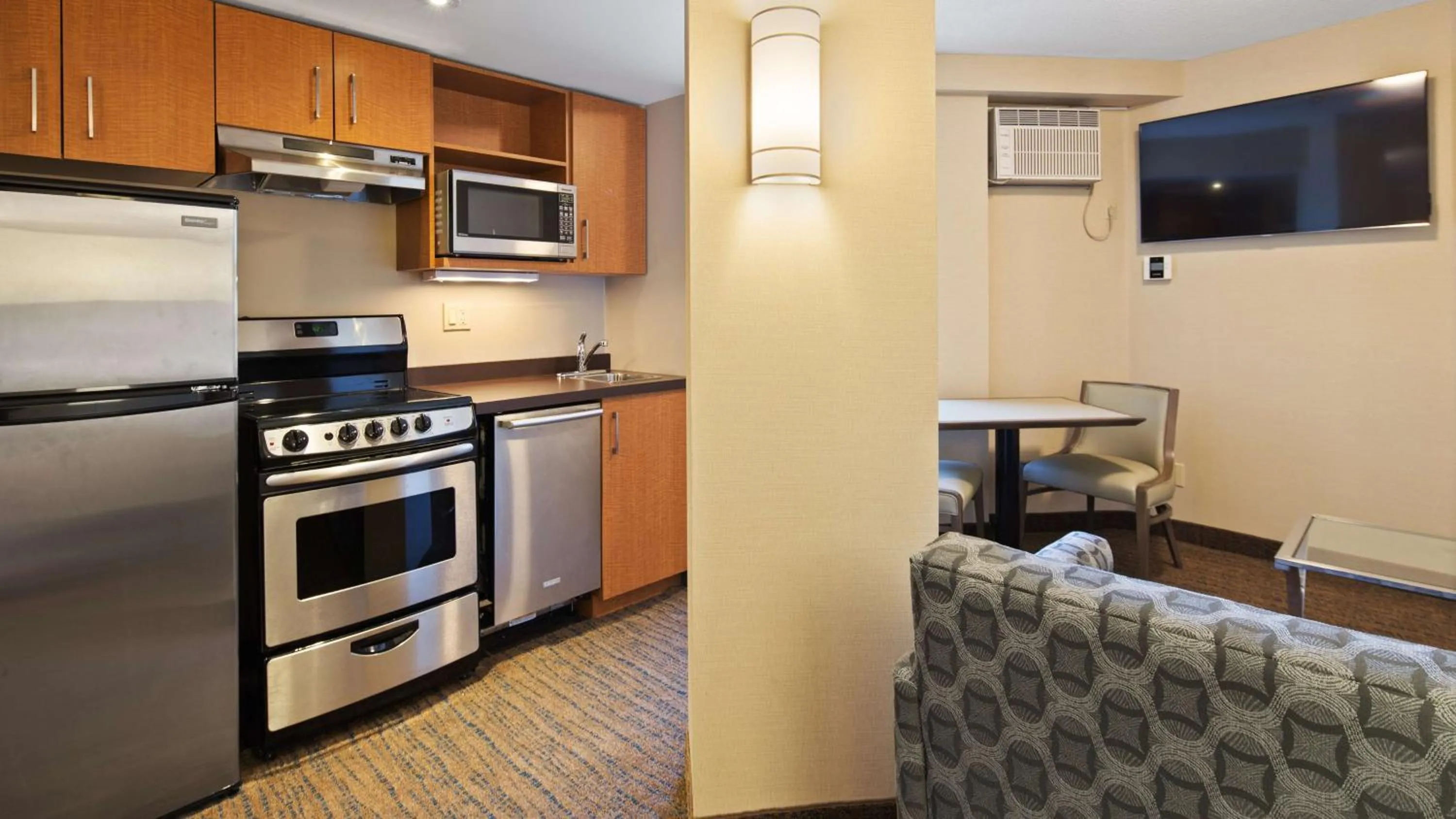 Kitchen or kitchenette in Best Western Plus Ottawa City Centre