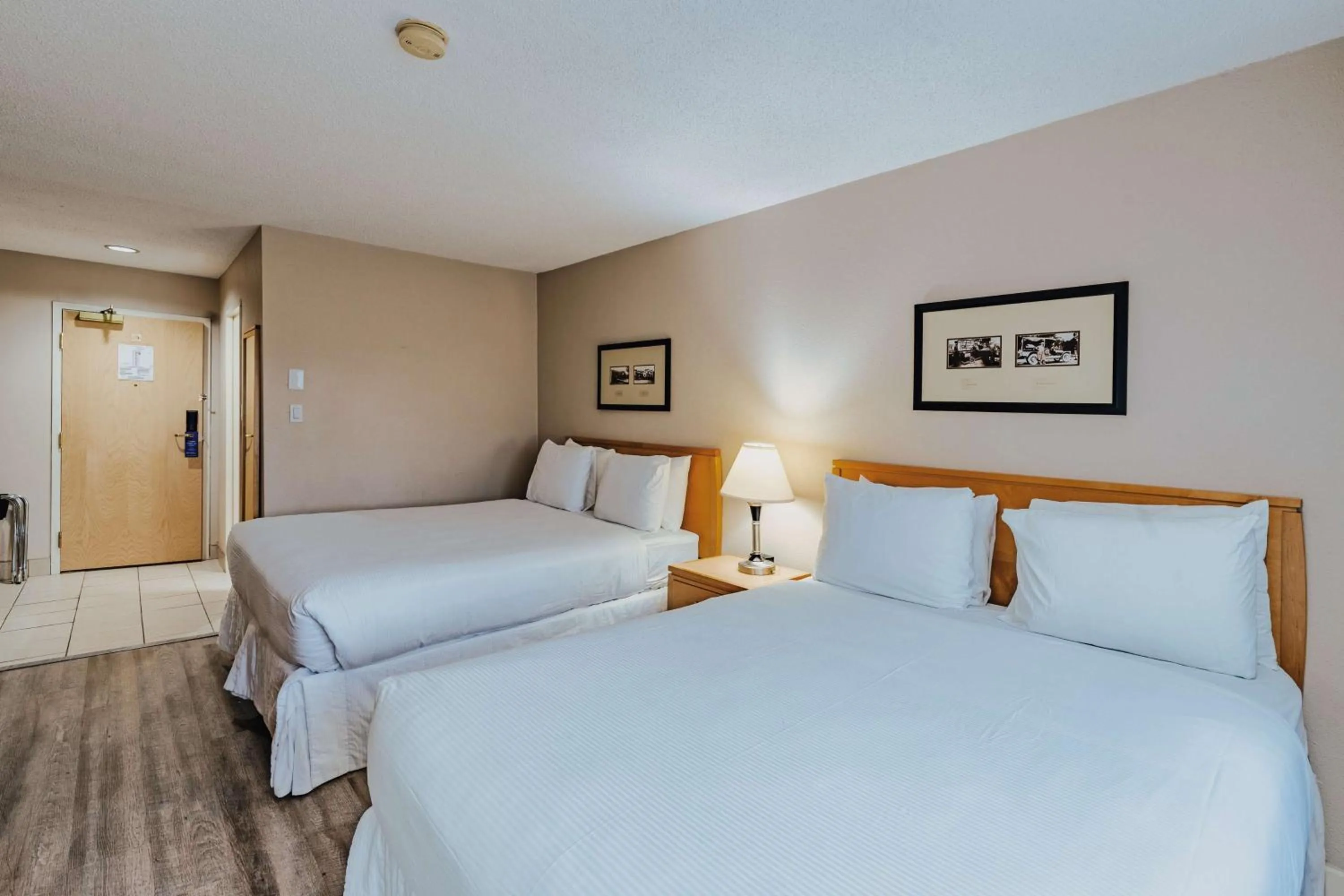 Bedroom, Bed in SureStay Plus by Best Western Coquitlam