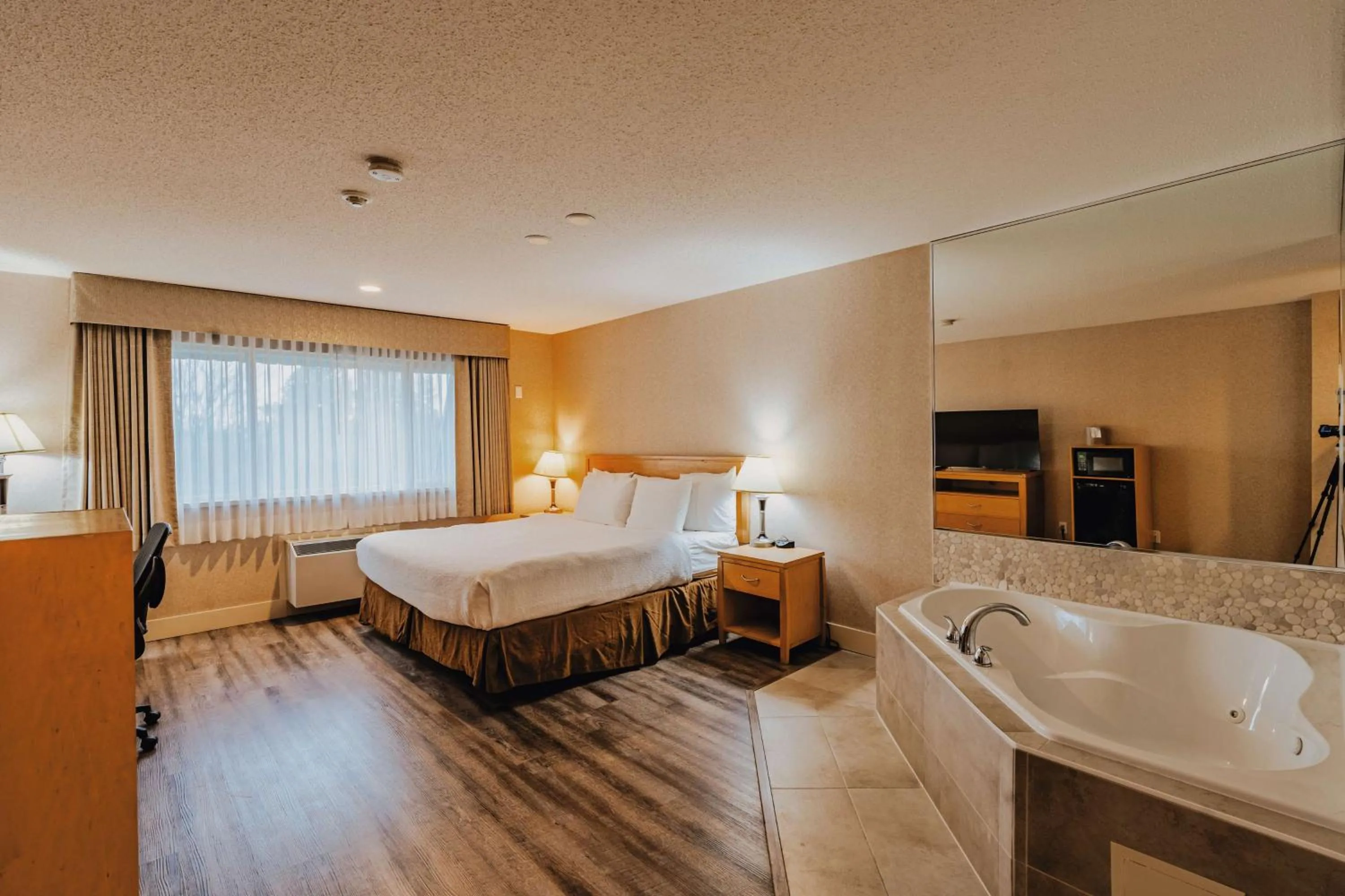 Bedroom, Bed in SureStay Plus by Best Western Coquitlam