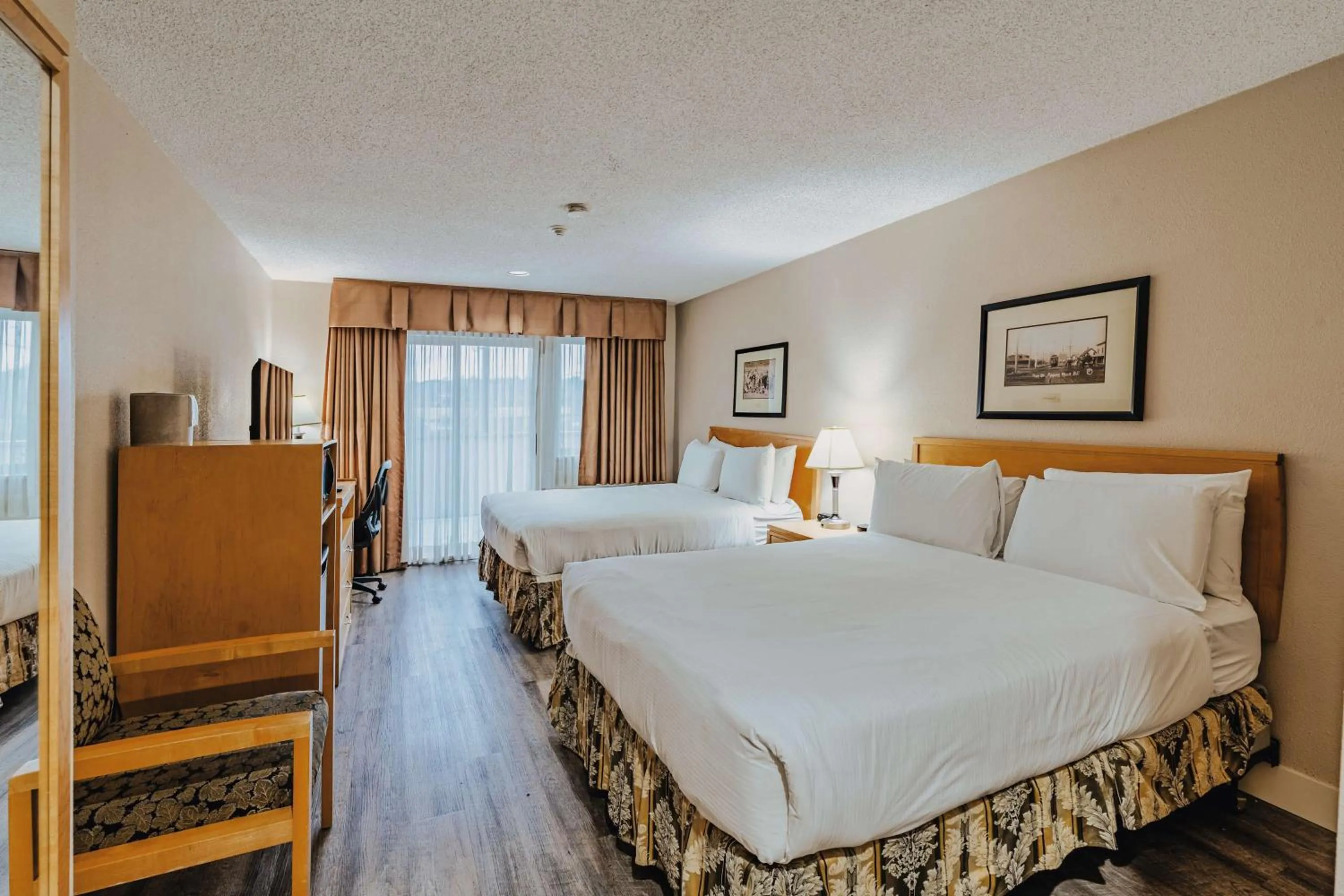 Bedroom, Bed in SureStay Plus by Best Western Coquitlam