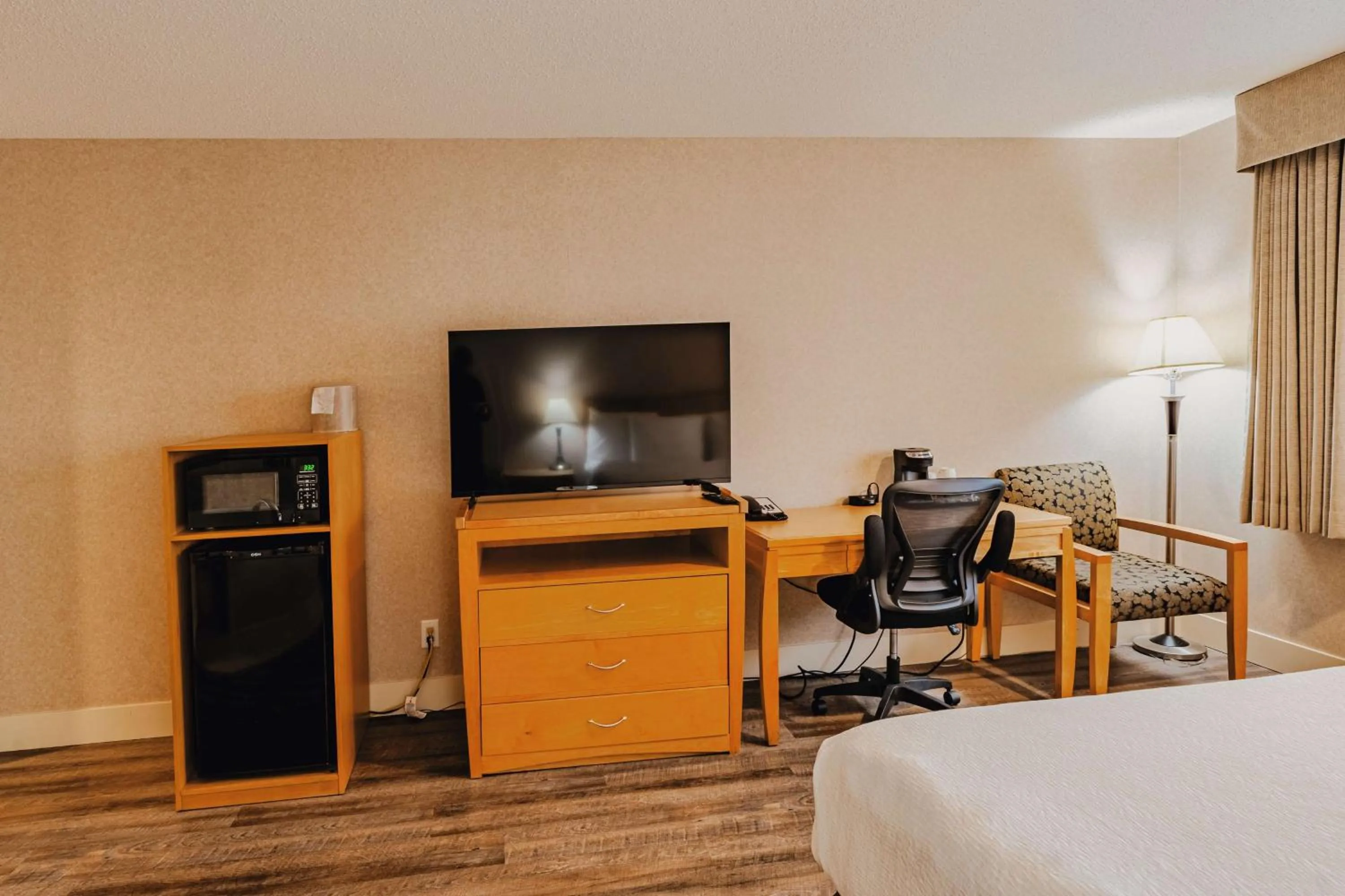 Bedroom, Bed in SureStay Plus by Best Western Coquitlam