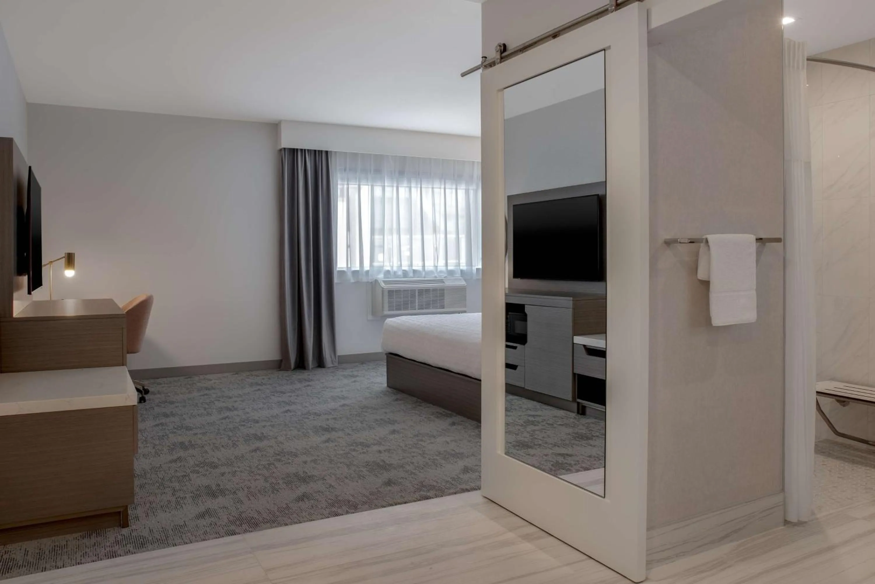 Bathroom, Bed in Hampton Inn By Hilton Winnipeg Downtown