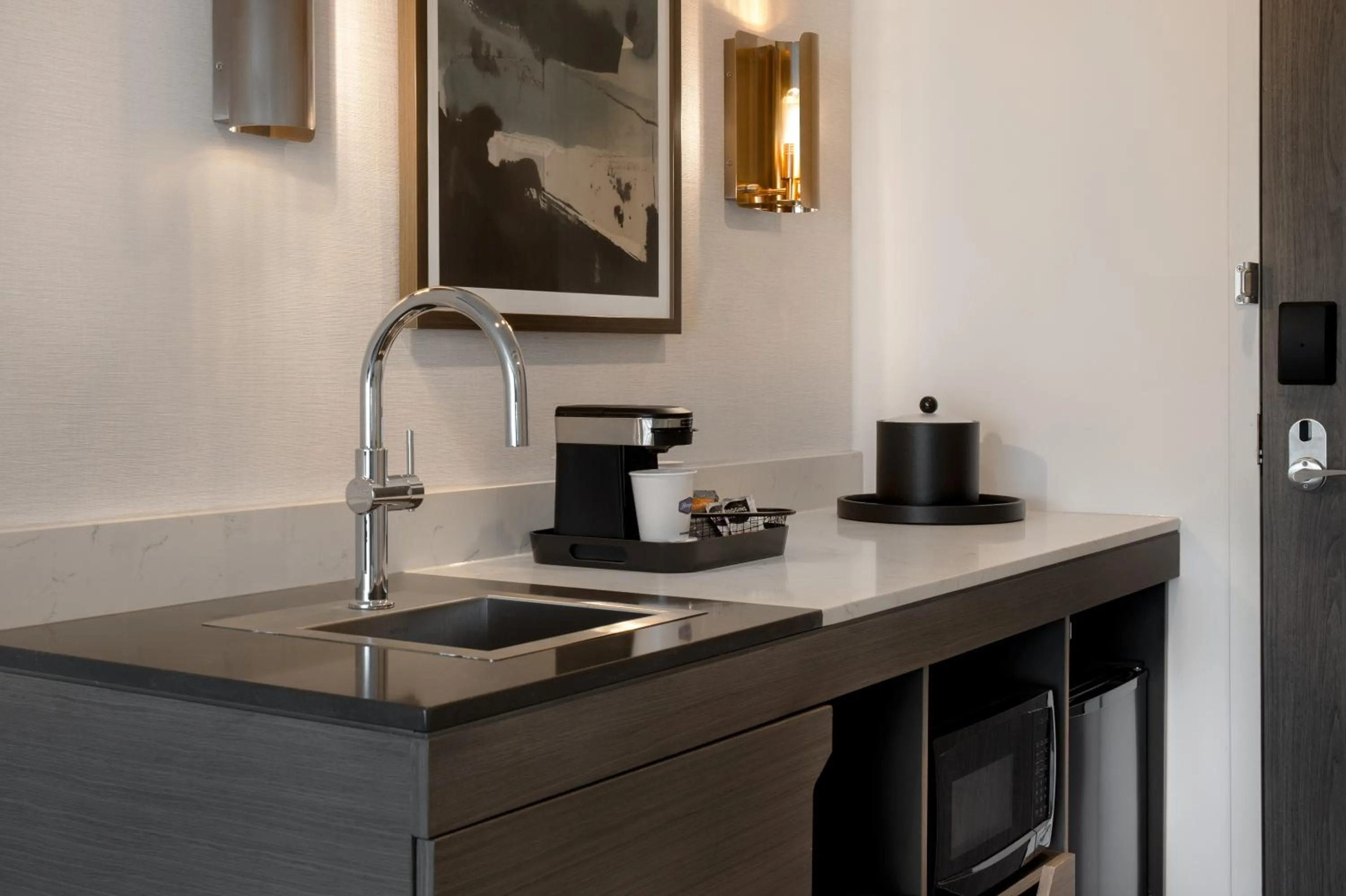 Coffee/tea facilities in Hampton Inn By Hilton Winnipeg Downtown