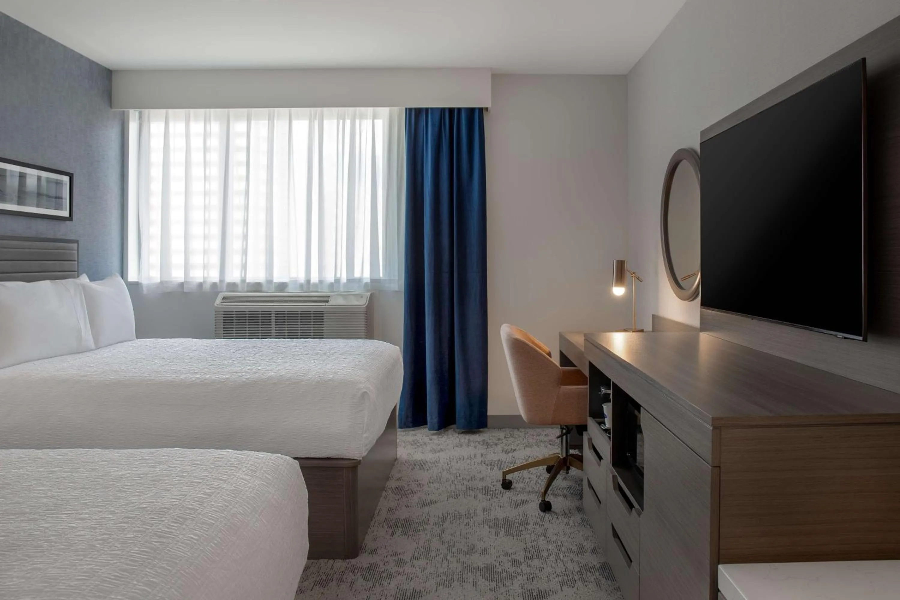 Bedroom, Bed in Hampton Inn By Hilton Winnipeg Downtown