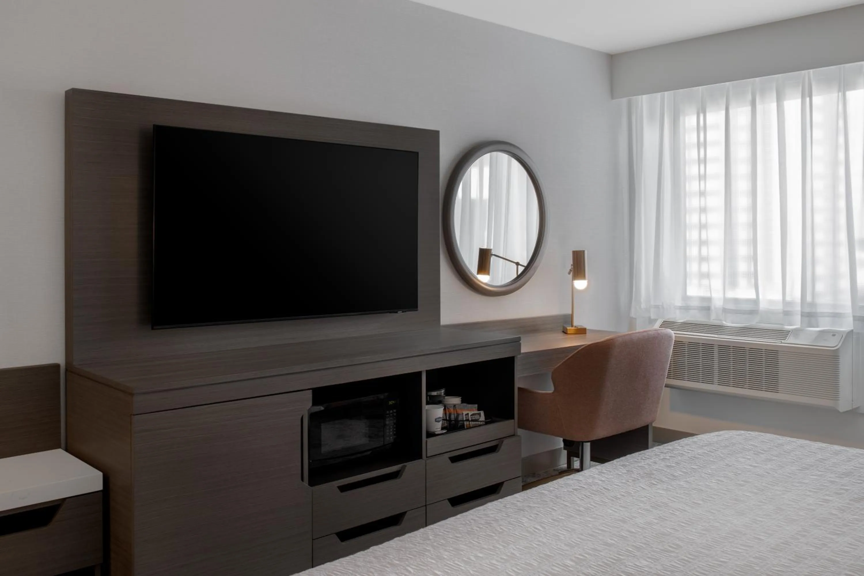 TV and multimedia, Bed in Hampton Inn By Hilton Winnipeg Downtown