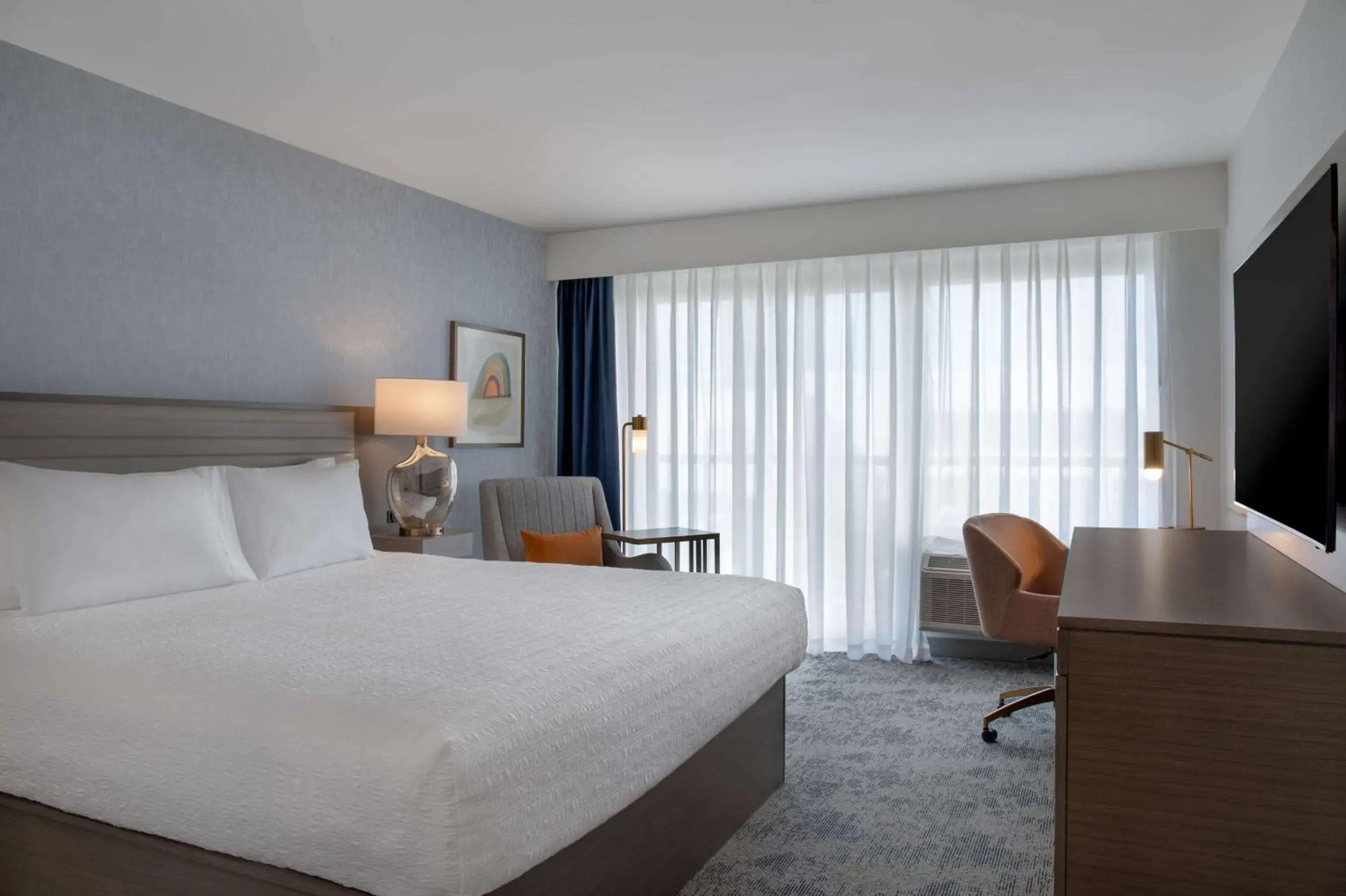 King Room with City View in Hampton Inn By Hilton Winnipeg Downtown King Room with City View in Hampton Inn By Hilton Winnipeg Downtown