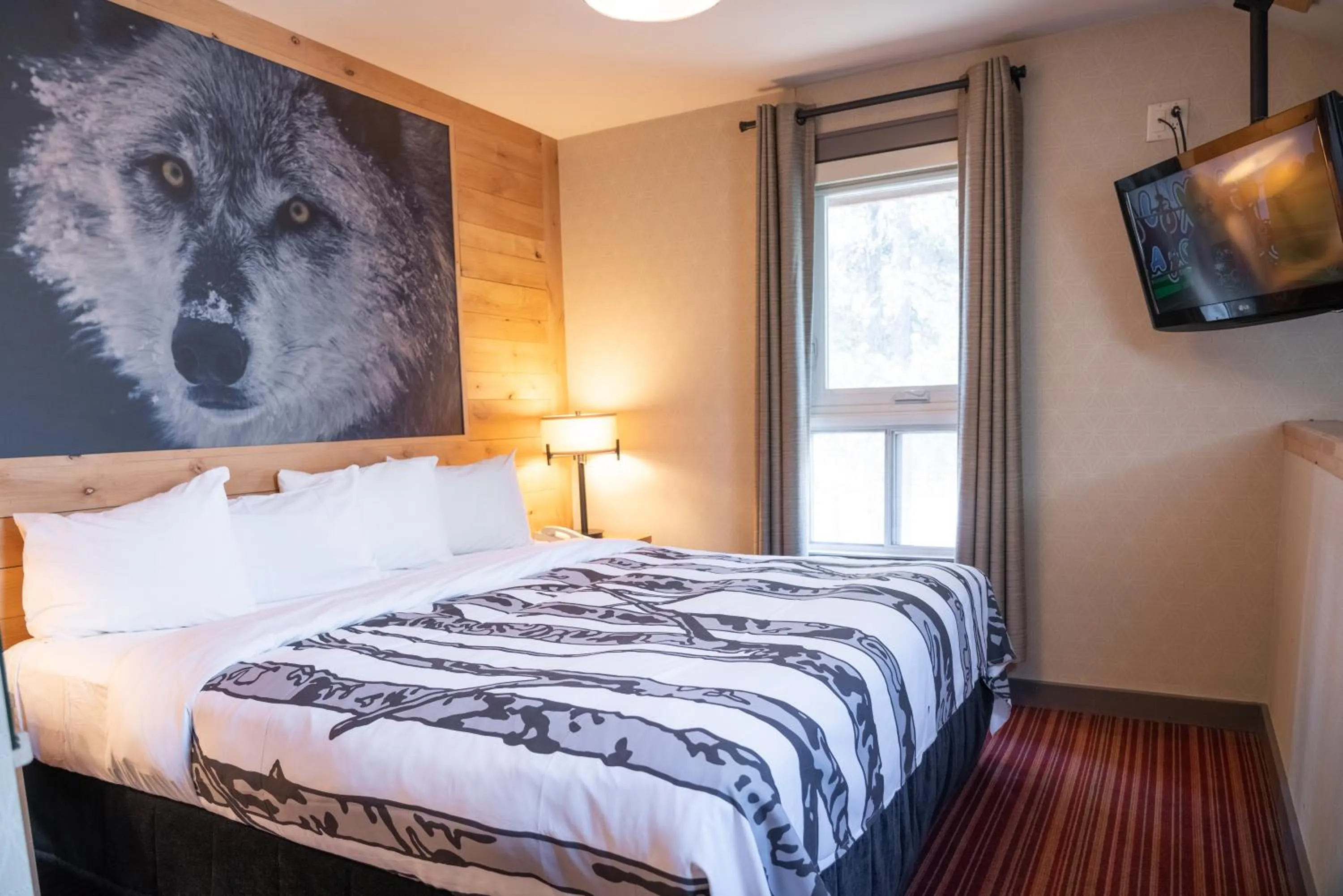 Bedroom, Bed in Banff Rocky Mountain Resort