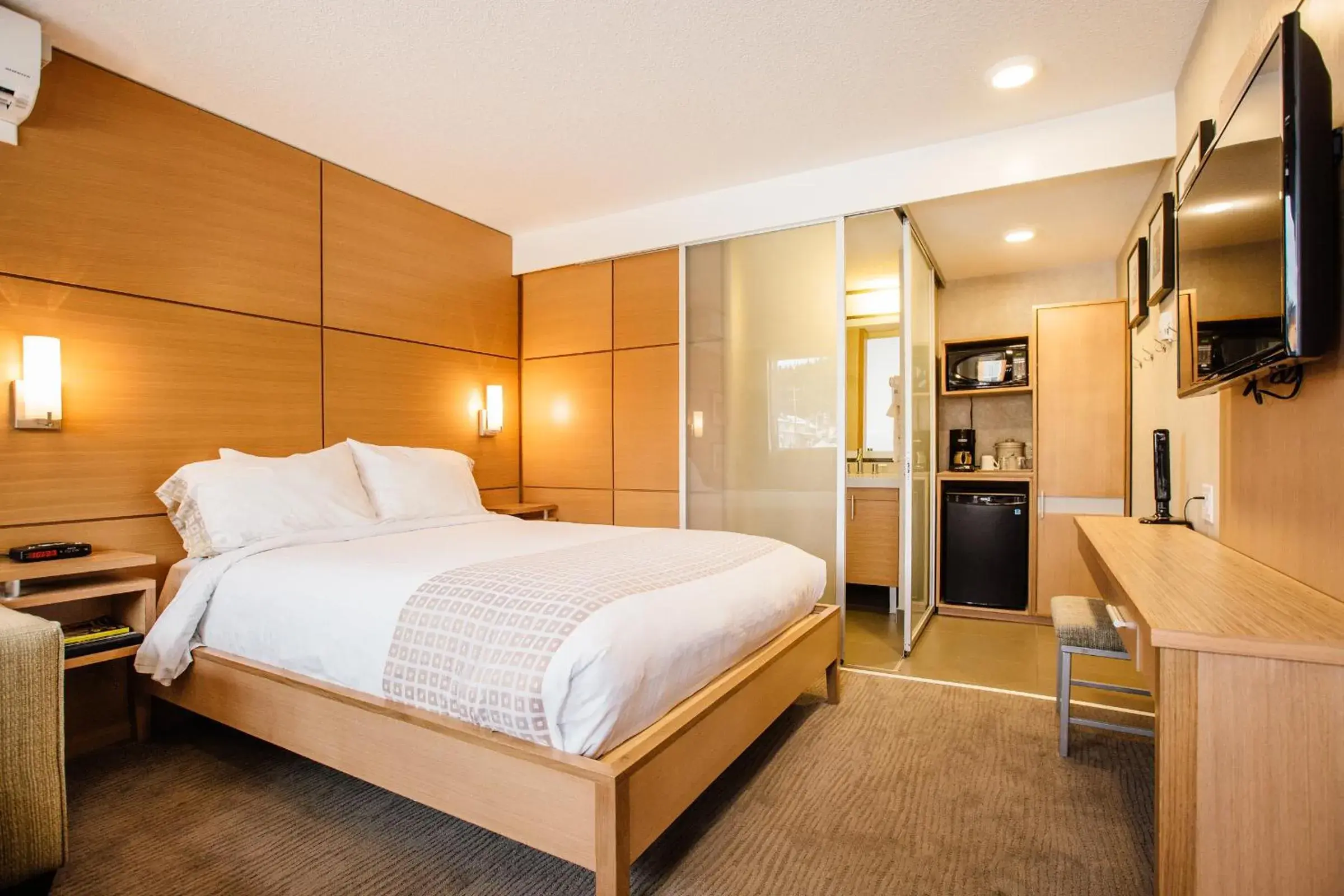 Standard Queen Room - Adults Only in Mount Robson Inn Standard Queen Room - Adults Only in Mount Robson Inn