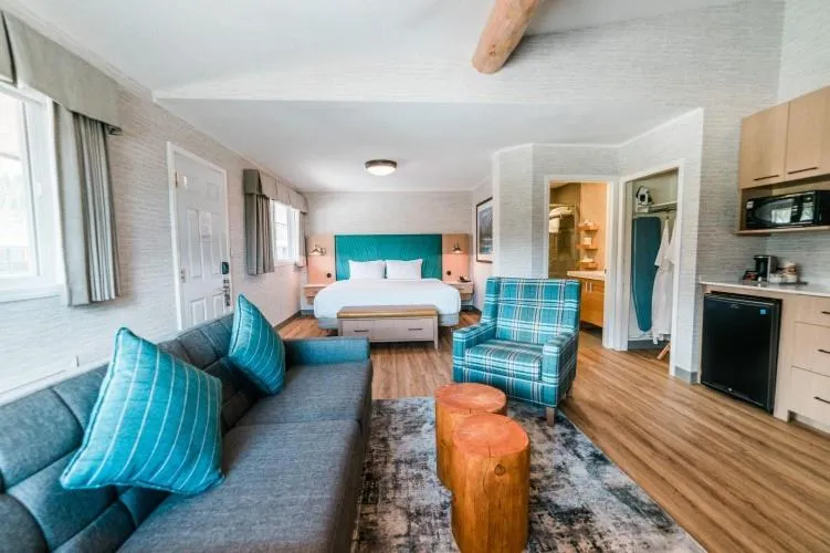 Kitchen or kitchenette in Mount Robson Inn