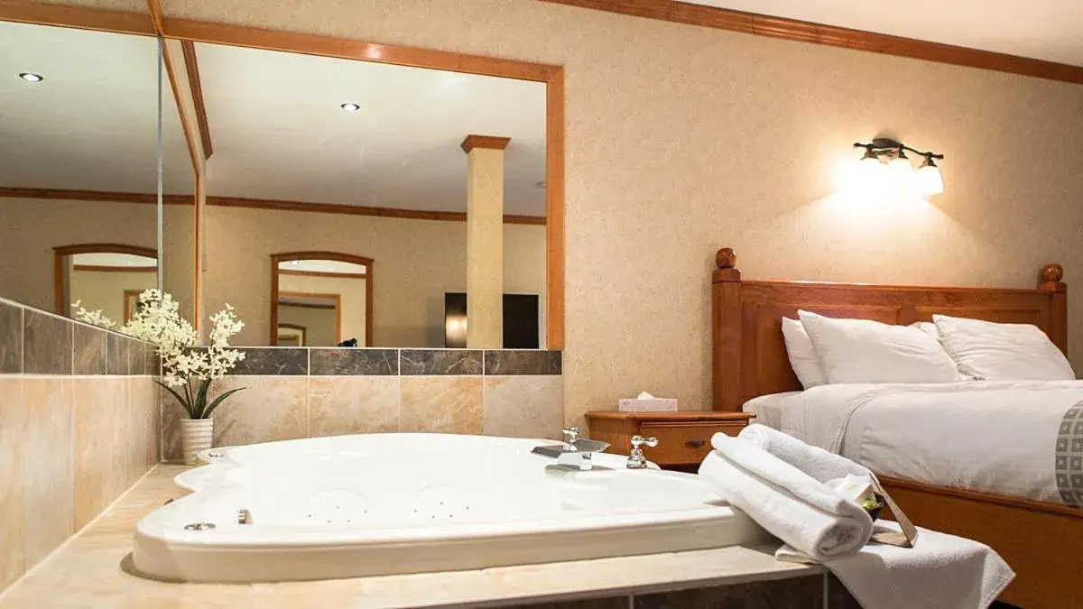 King Suite with Spa Bath in Mount Robson Inn King Suite with Spa Bath in Mount Robson Inn