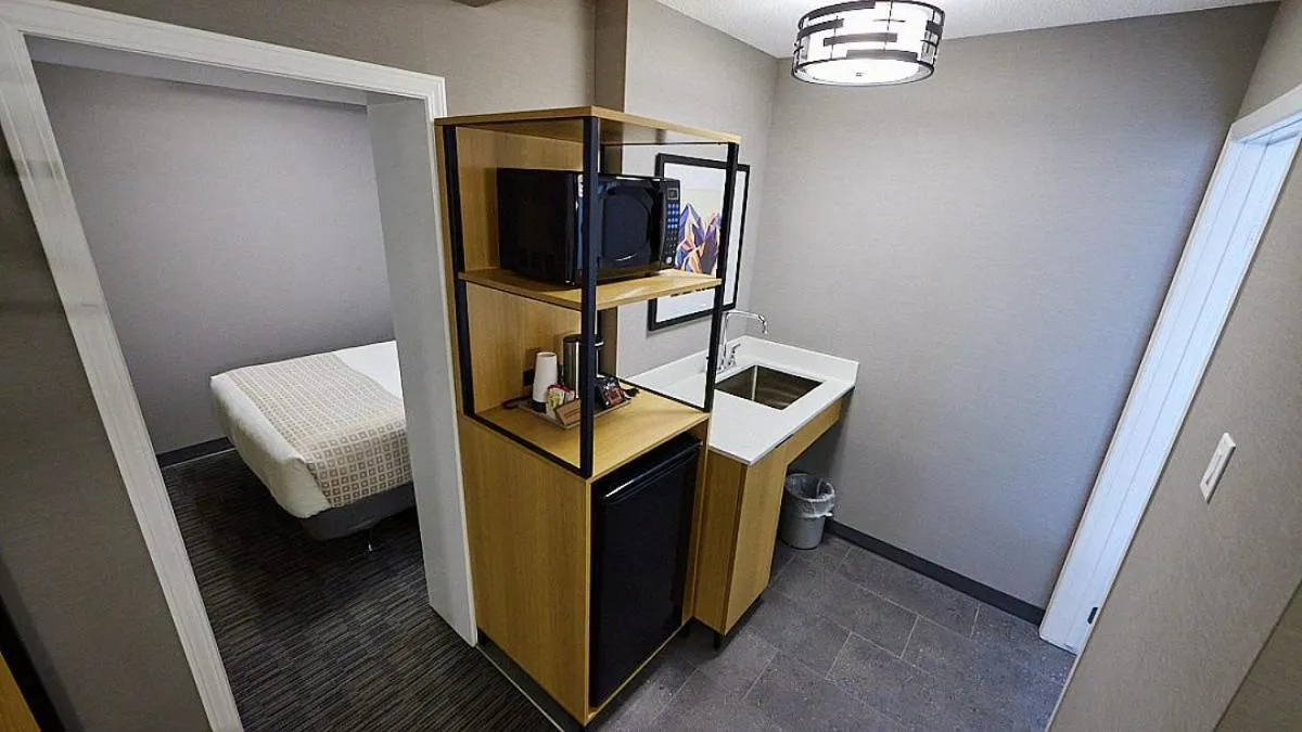 Kitchen or kitchenette in Mount Robson Inn