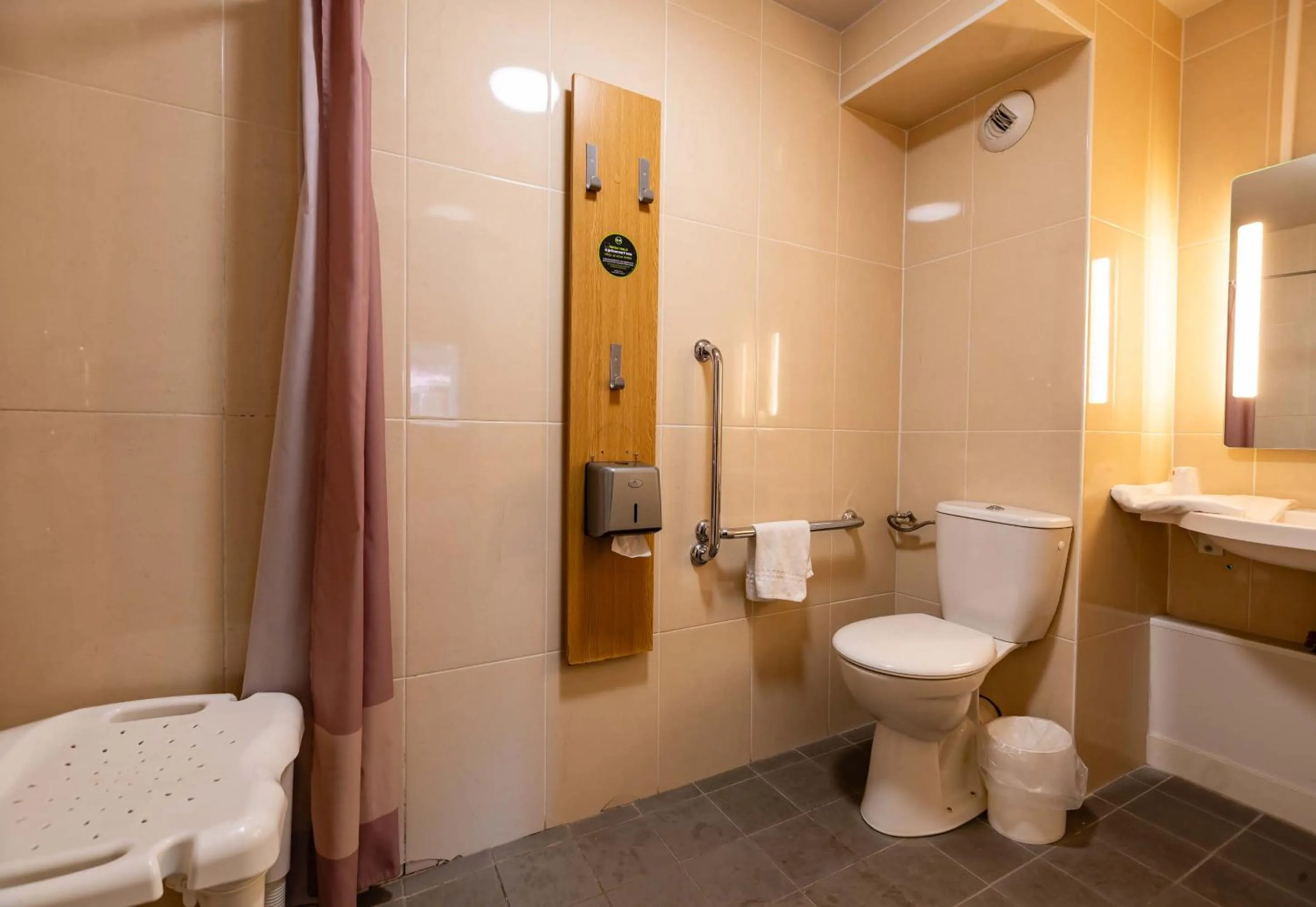 Bathroom in B&B HOTEL Grenoble Université 1