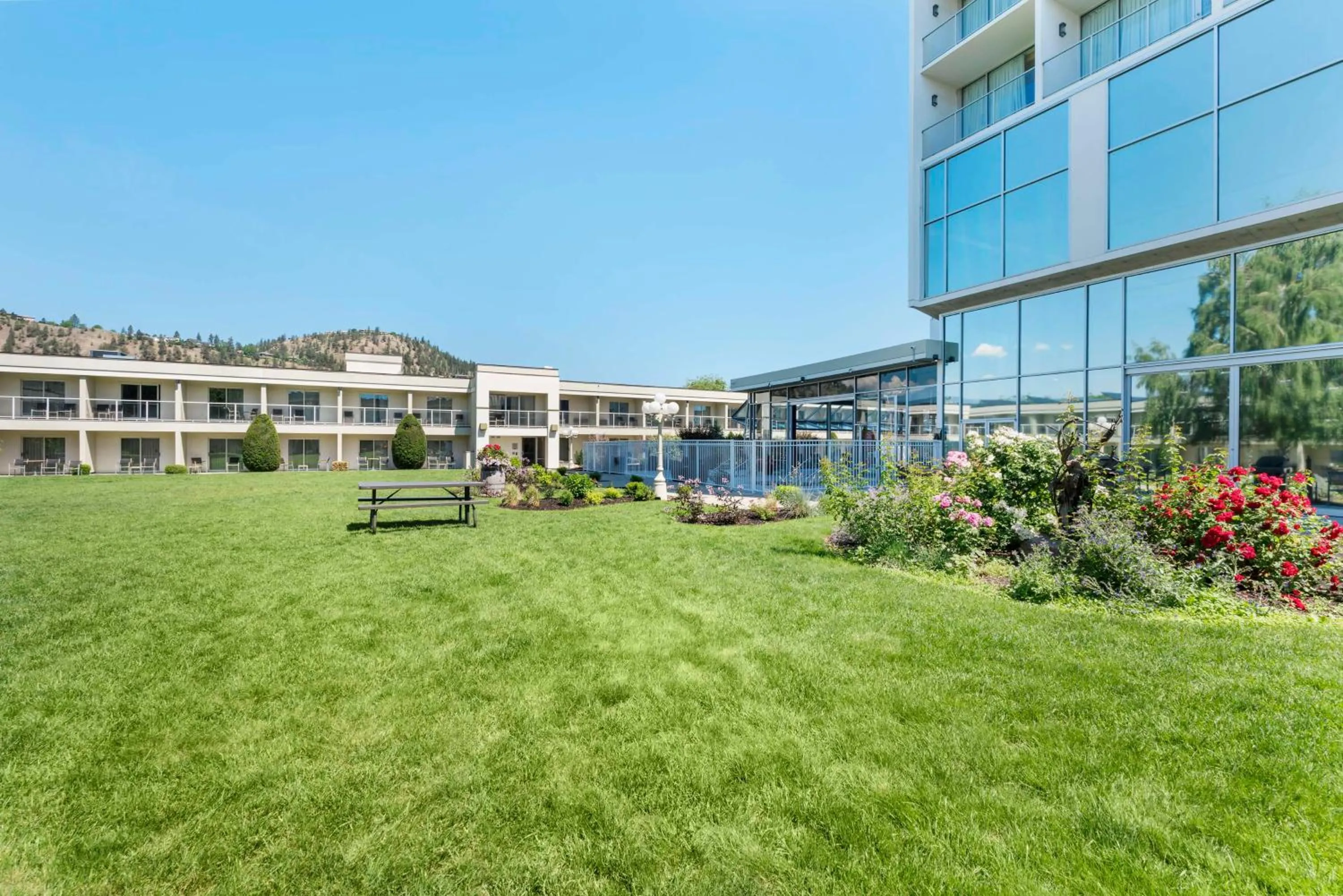 Property building in Best Western Plus Kelowna Hotel & Suites