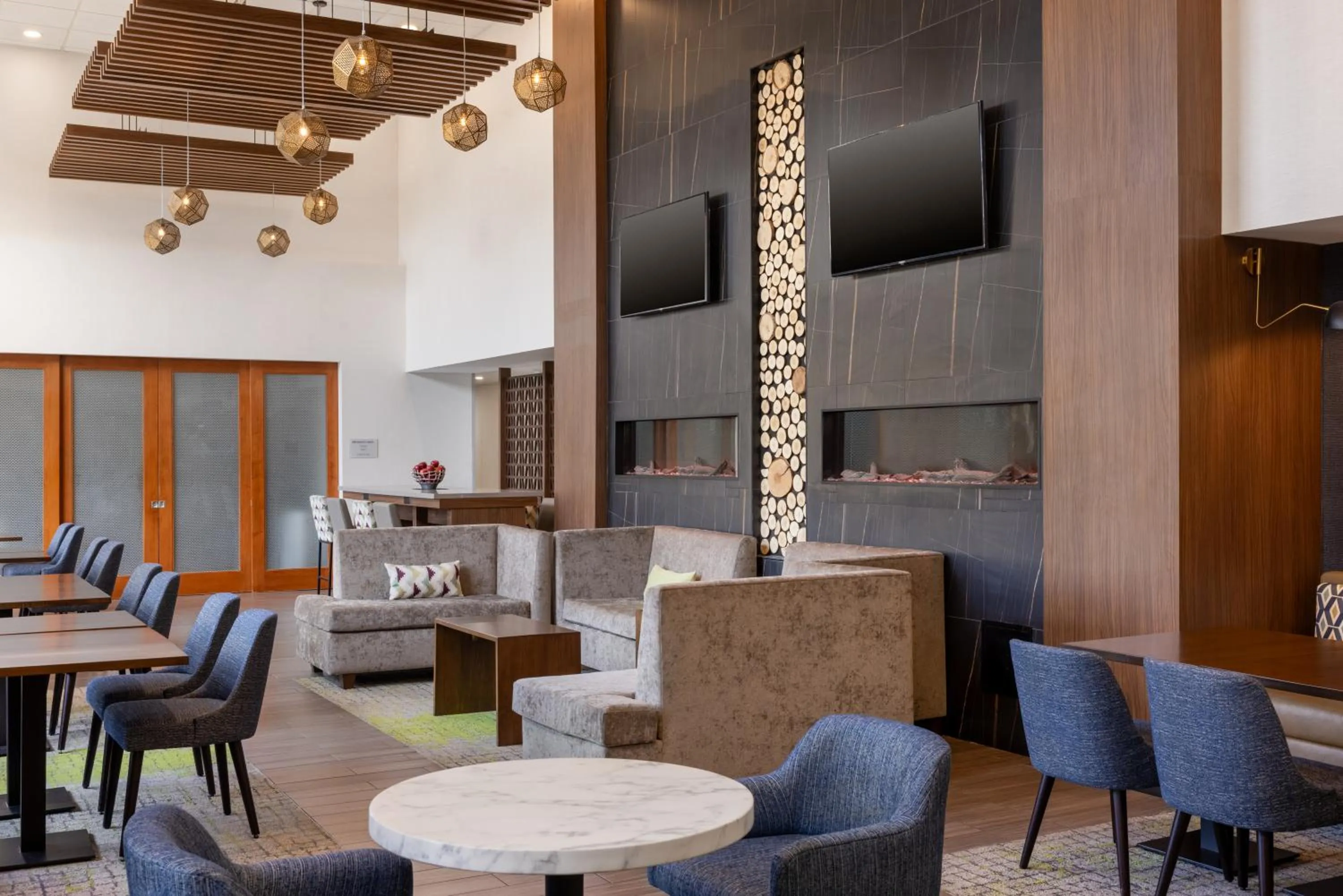 Seating area in Hampton Inn & Suites by Hilton Windsor