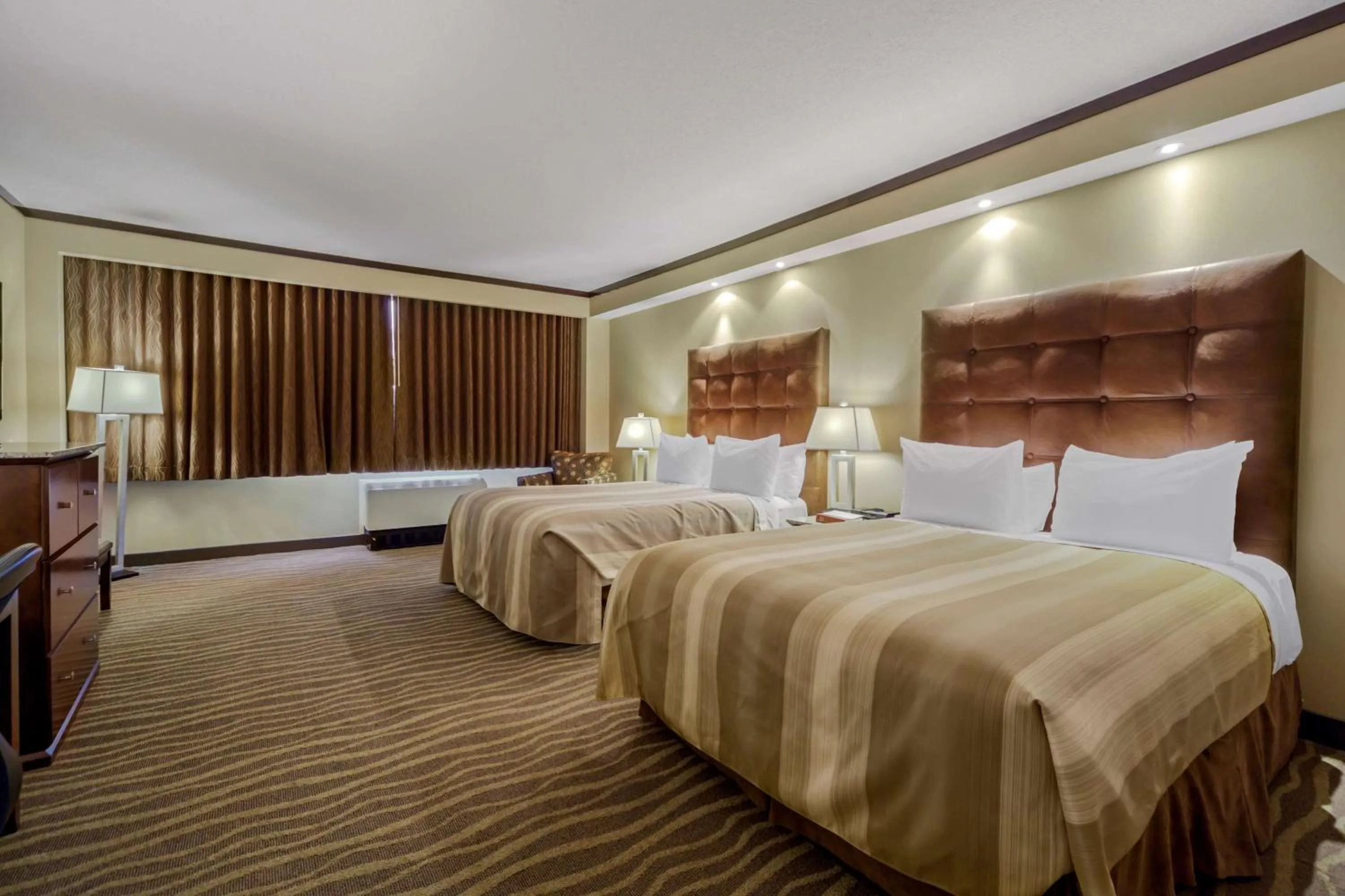 Bedroom, Bed in Best Western Premier Denham Inn & Suites