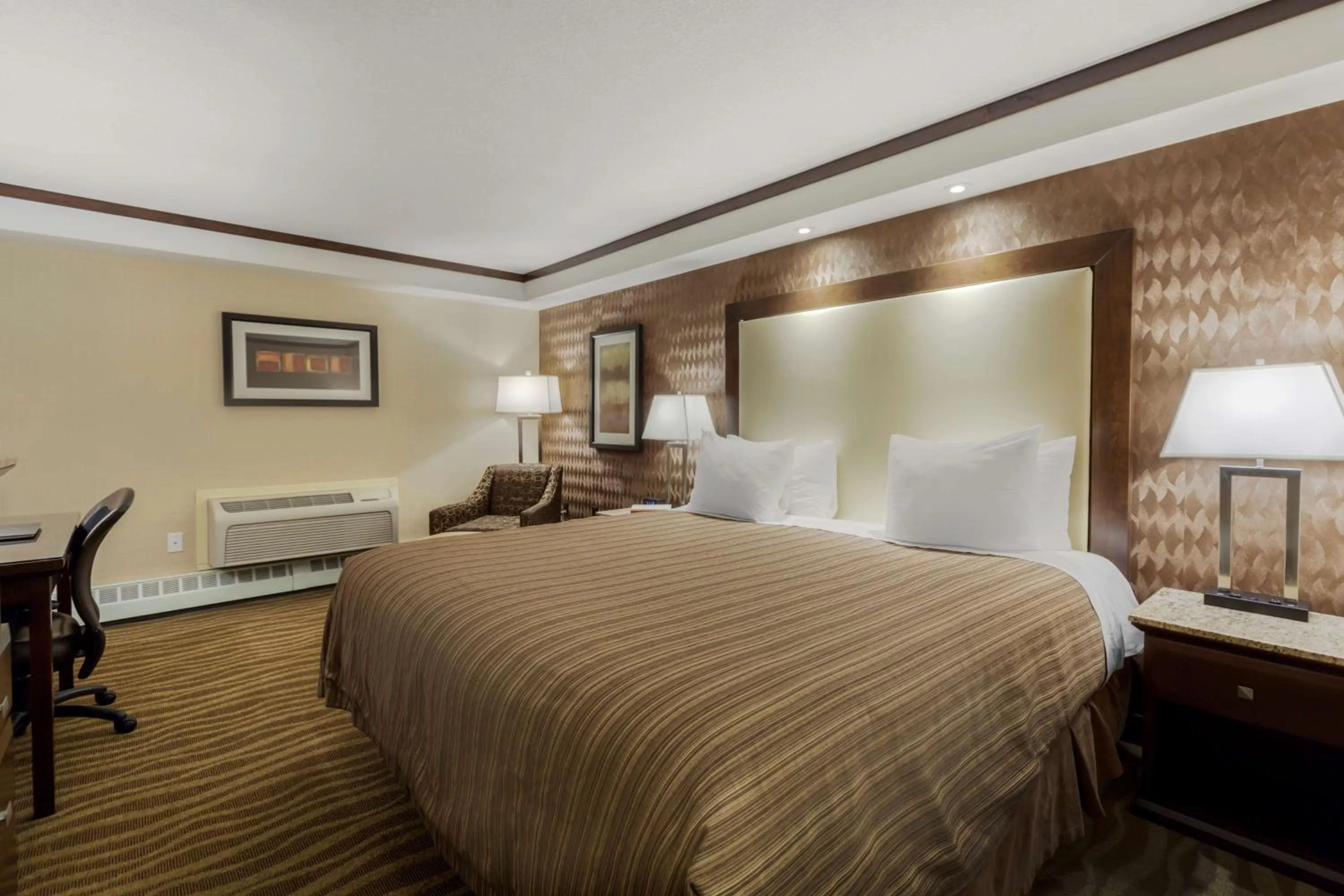 Bedroom, Bed in Best Western Premier Denham Inn & Suites