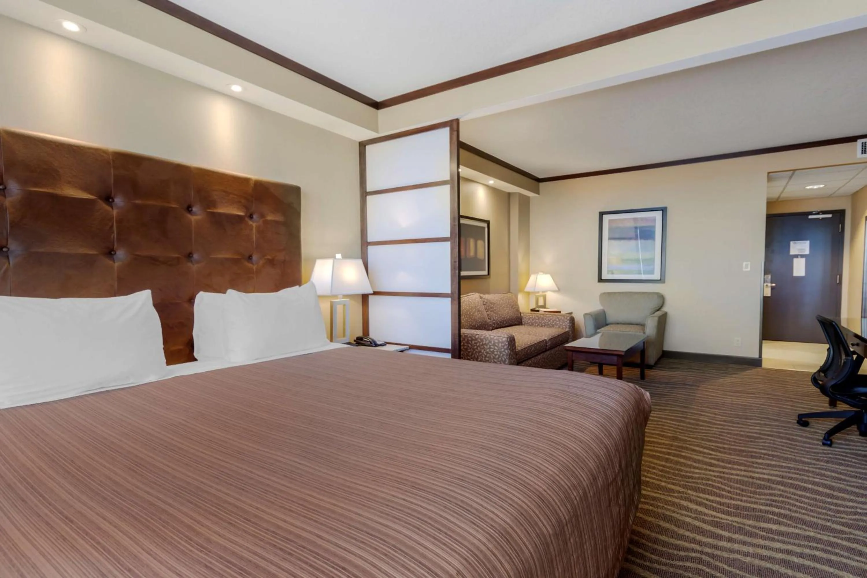 Bedroom, Bed in Best Western Premier Denham Inn & Suites