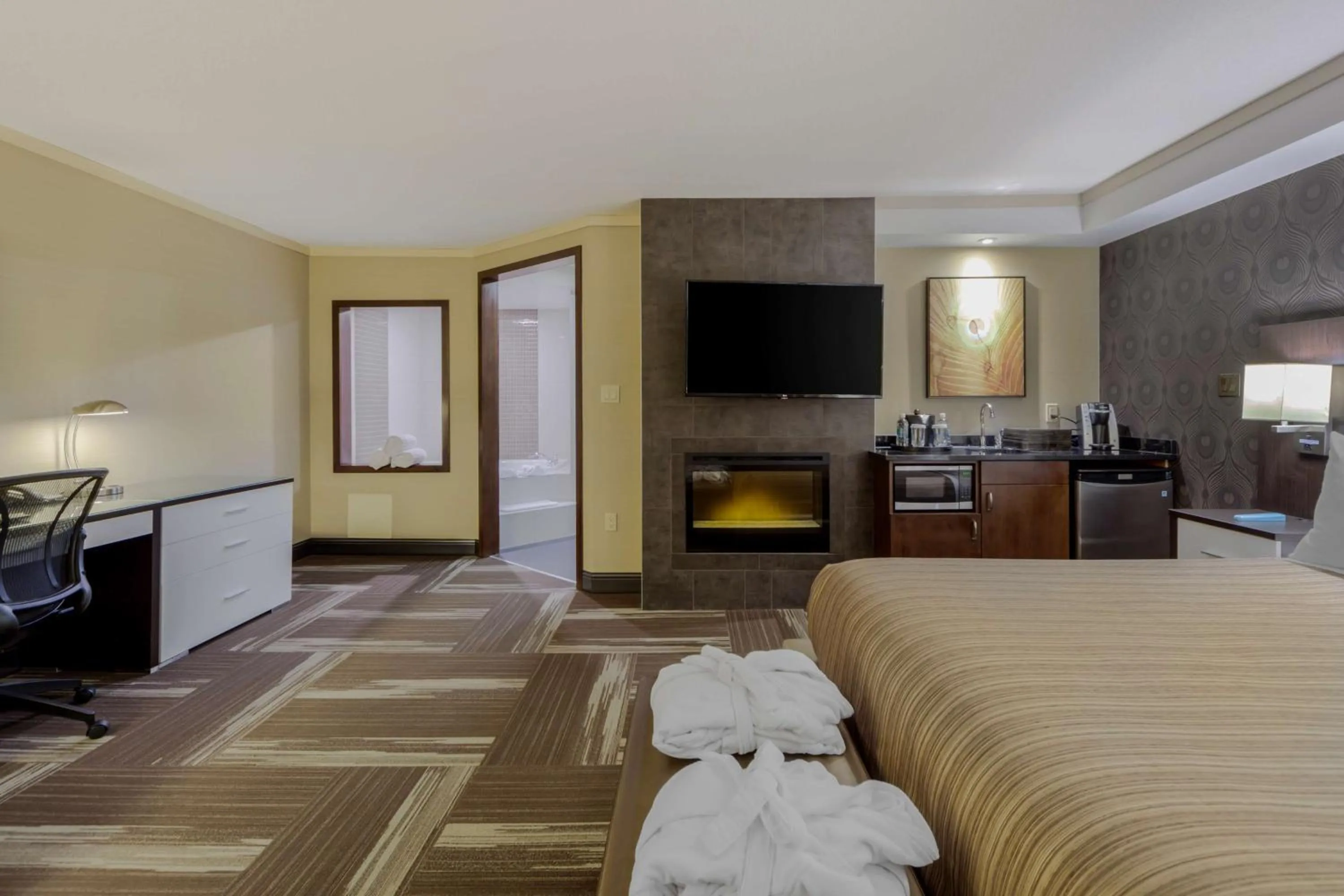 Bedroom, Bed in Best Western Premier Denham Inn & Suites