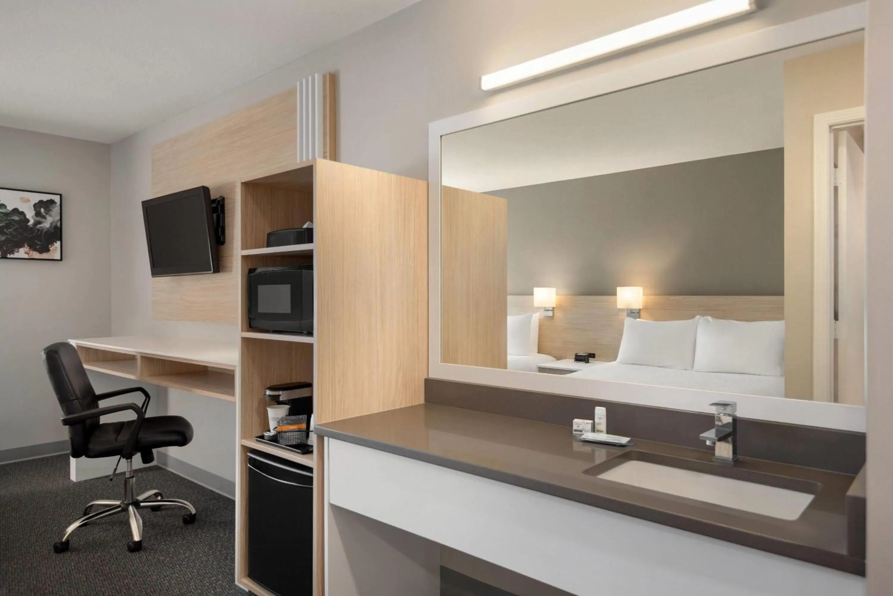 Photo of the whole room, Bed in Days Inn by Wyndham Kelowna