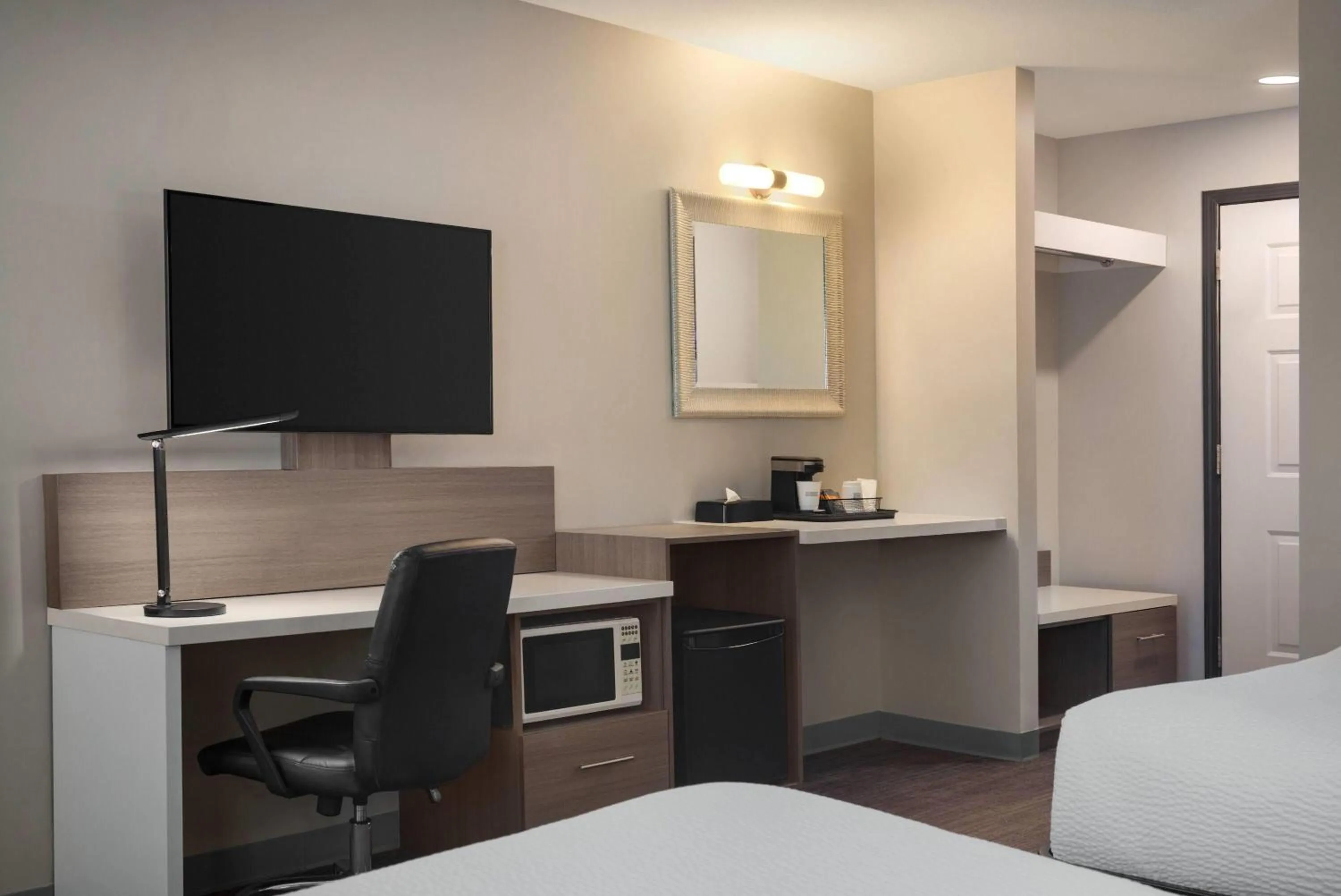 Photo of the whole room, Bed in Days Inn by Wyndham Kelowna