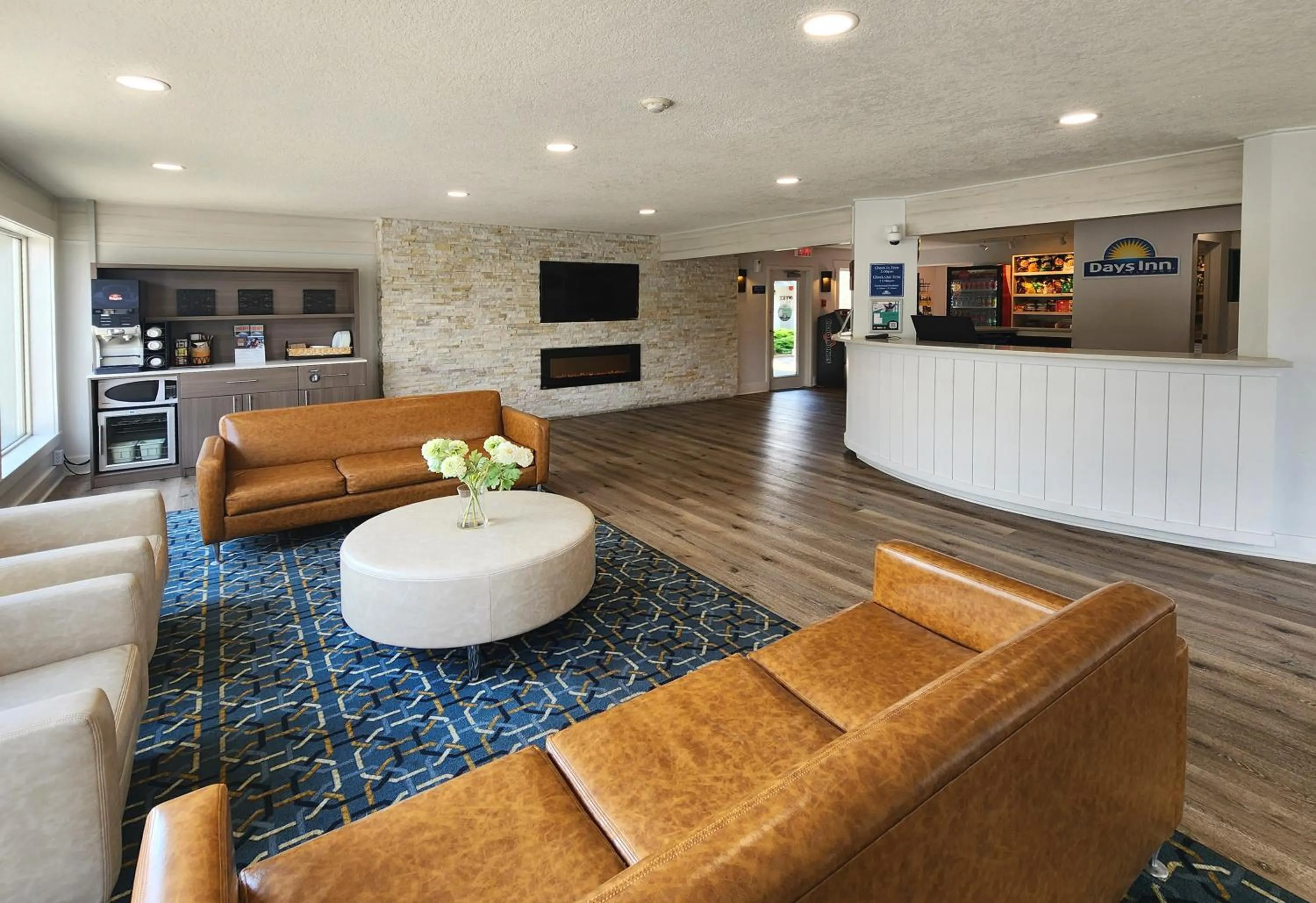 Communal lounge/ TV room in Days Inn by Wyndham Kelowna