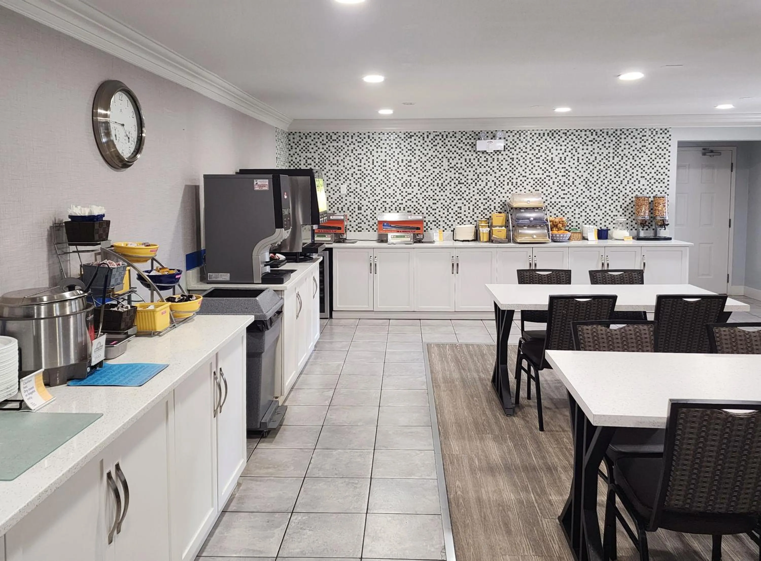 Coffee/tea facilities in Days Inn by Wyndham Kelowna