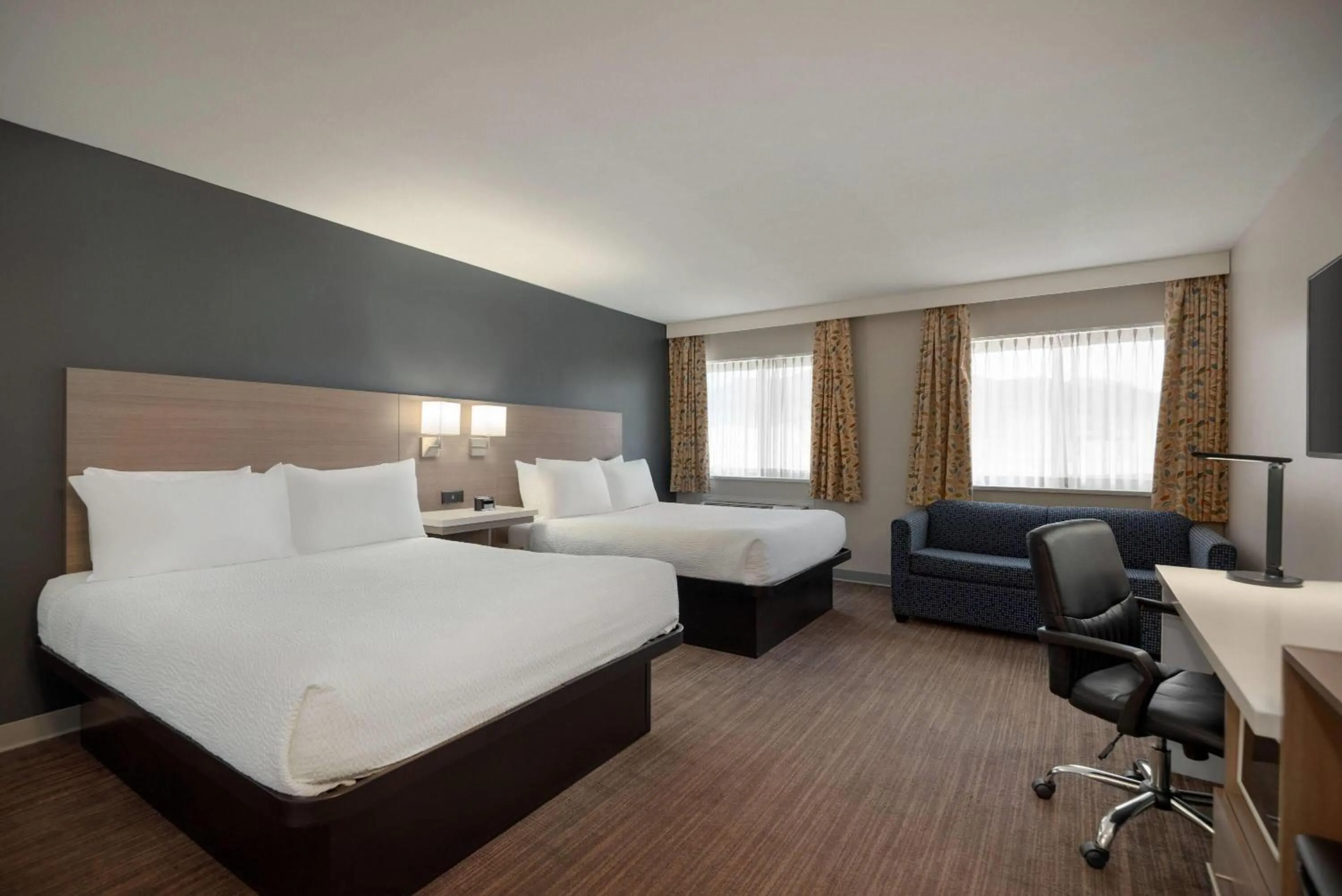 Photo of the whole room, Bed in Days Inn by Wyndham Kelowna