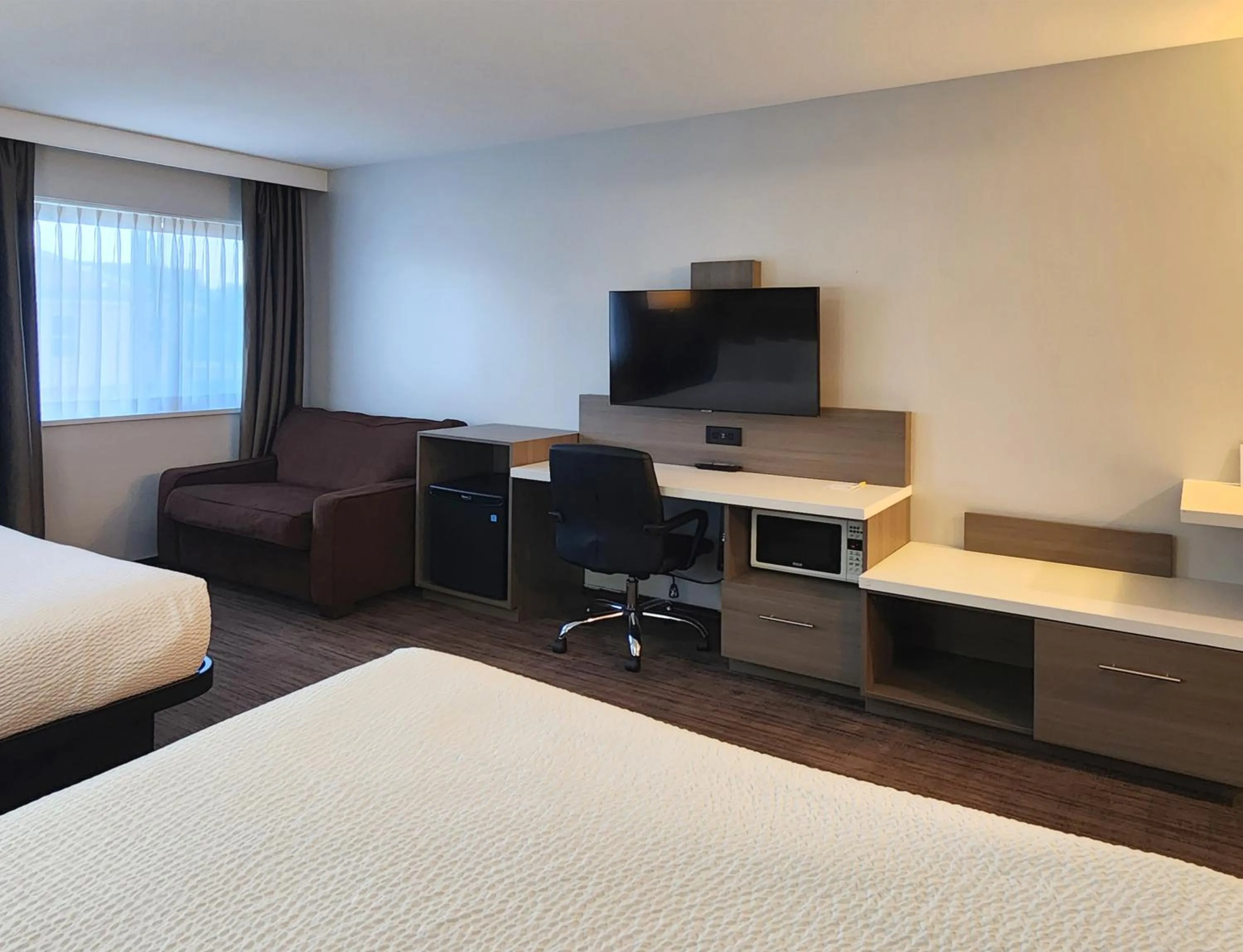 TV and multimedia, Bed in Days Inn by Wyndham Kelowna
