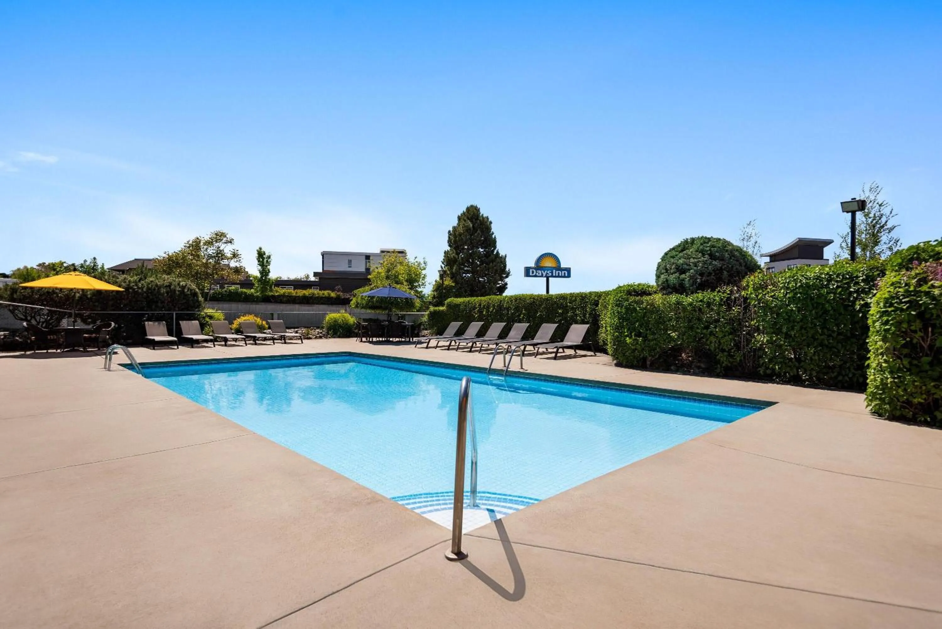 Swimming pool in Days Inn by Wyndham Kelowna