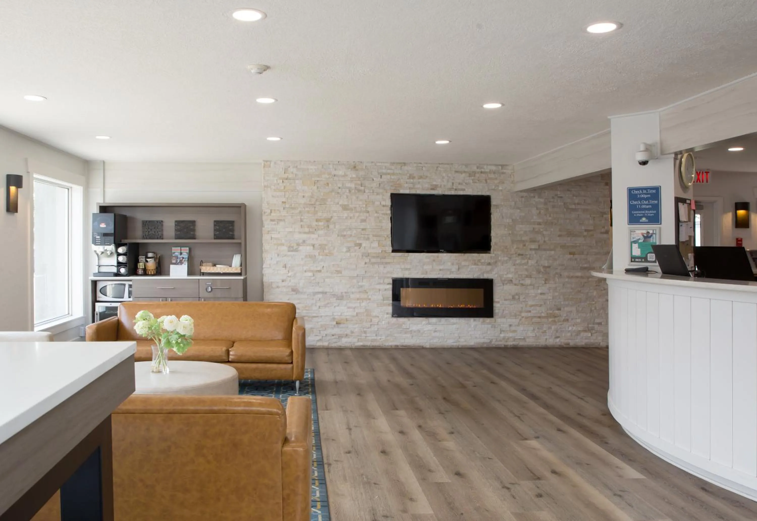 Communal lounge/ TV room in Days Inn by Wyndham Kelowna