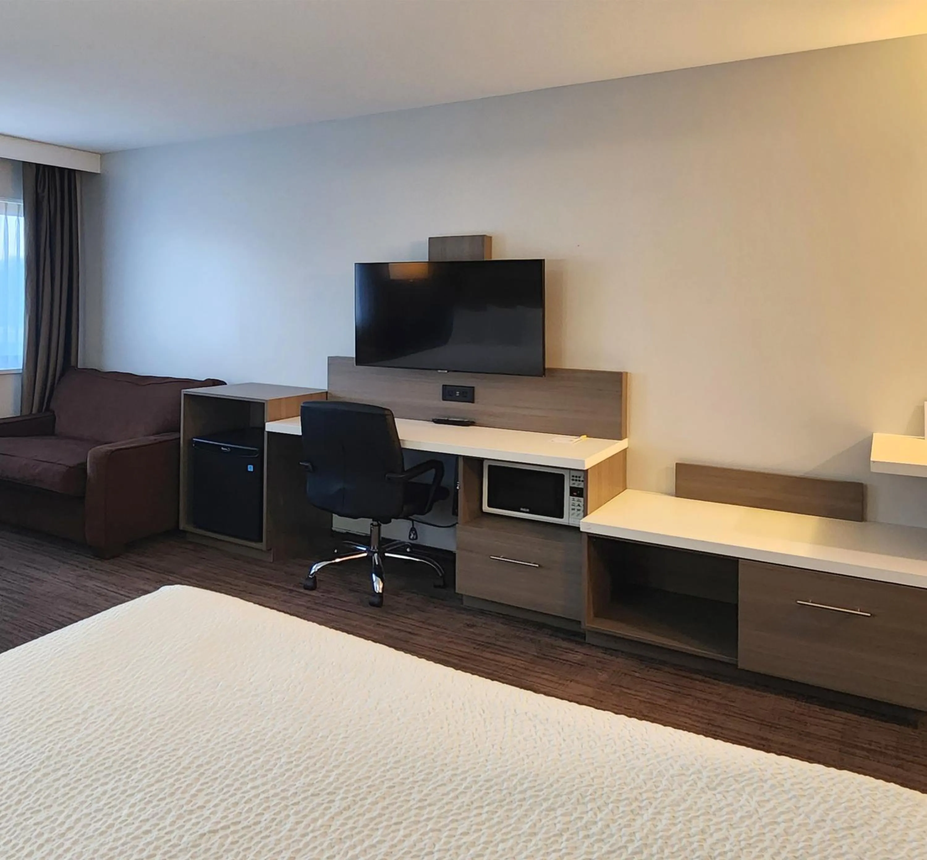 Bedroom, Bed in Days Inn by Wyndham Kelowna