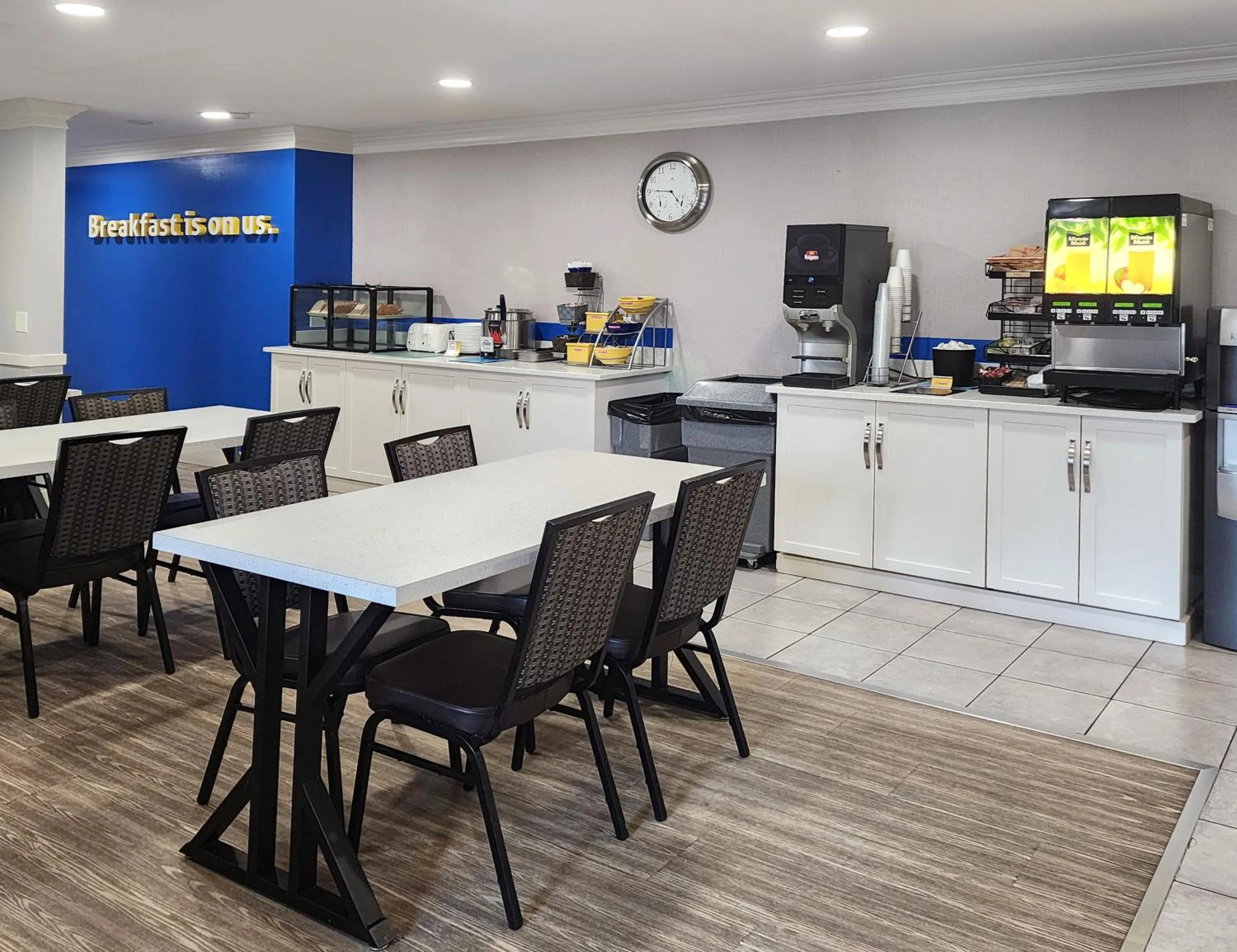 Coffee/tea facilities in Days Inn by Wyndham Kelowna